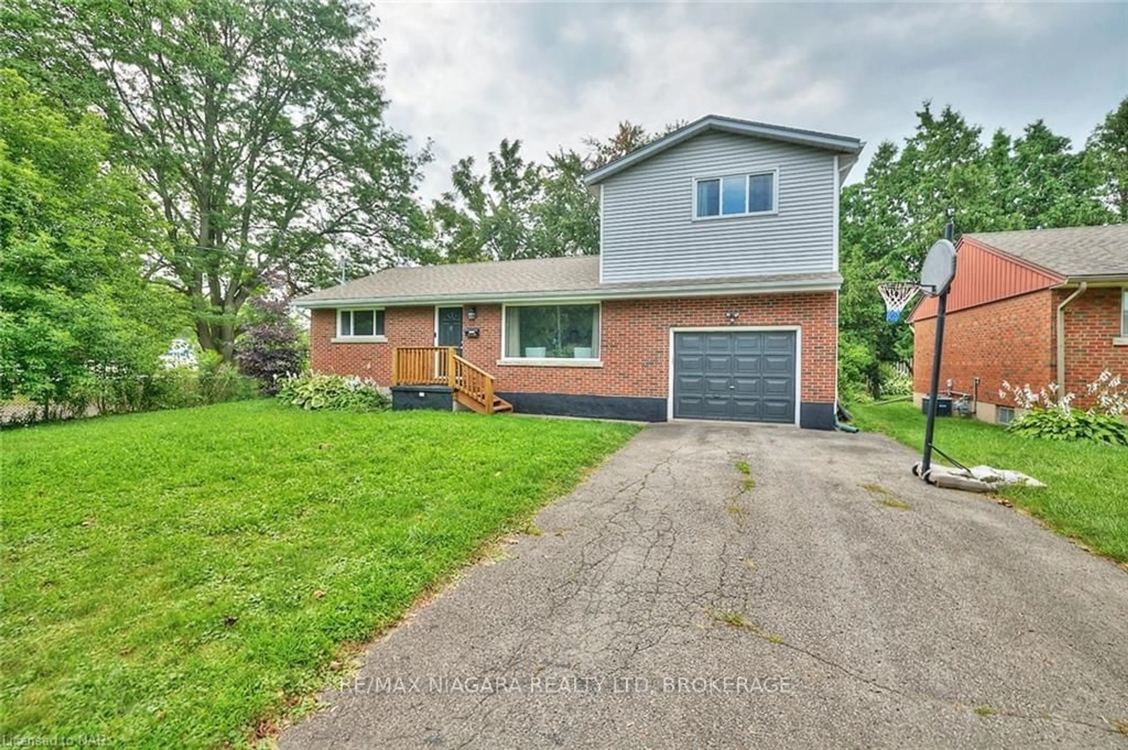 Frontside or backside of a home, the street view for 6100 SIDNEY St, Niagara Falls Ontario L2E 3A1