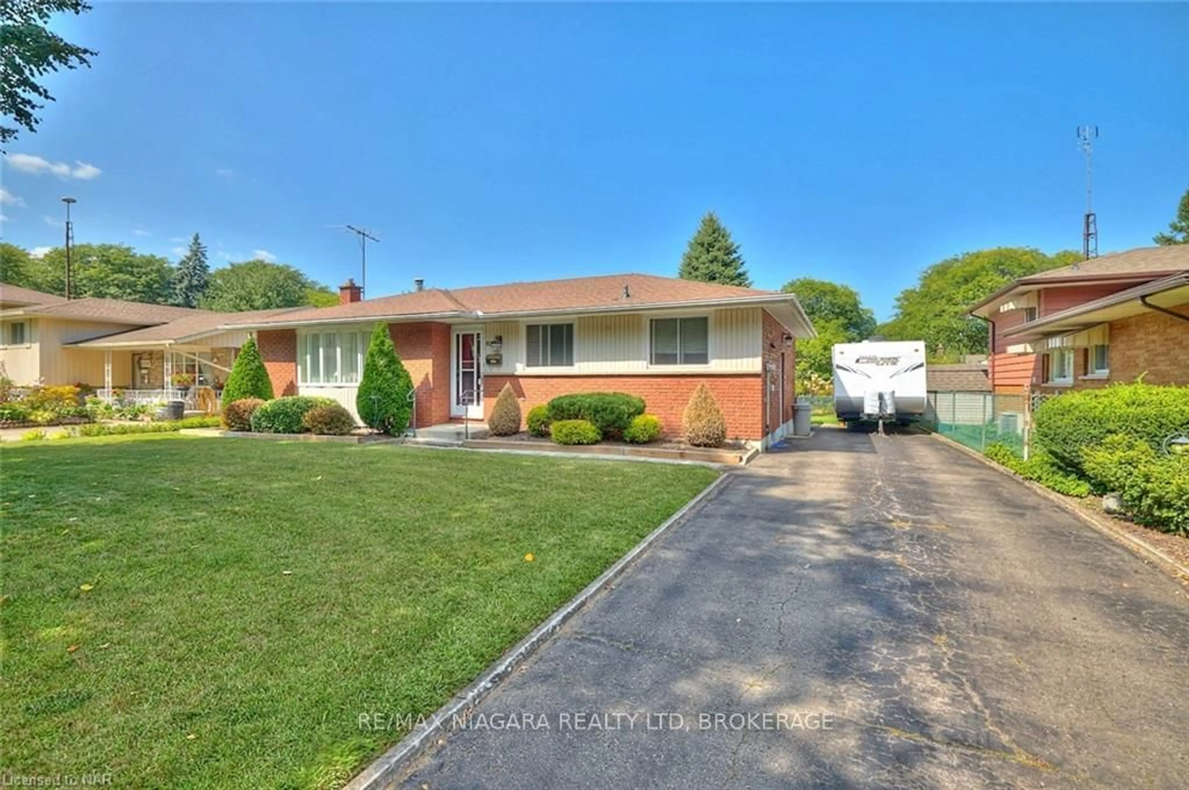 Frontside or backside of a home, the street view for 6357 GLENGATE St, Niagara Falls Ontario L2E 5S5