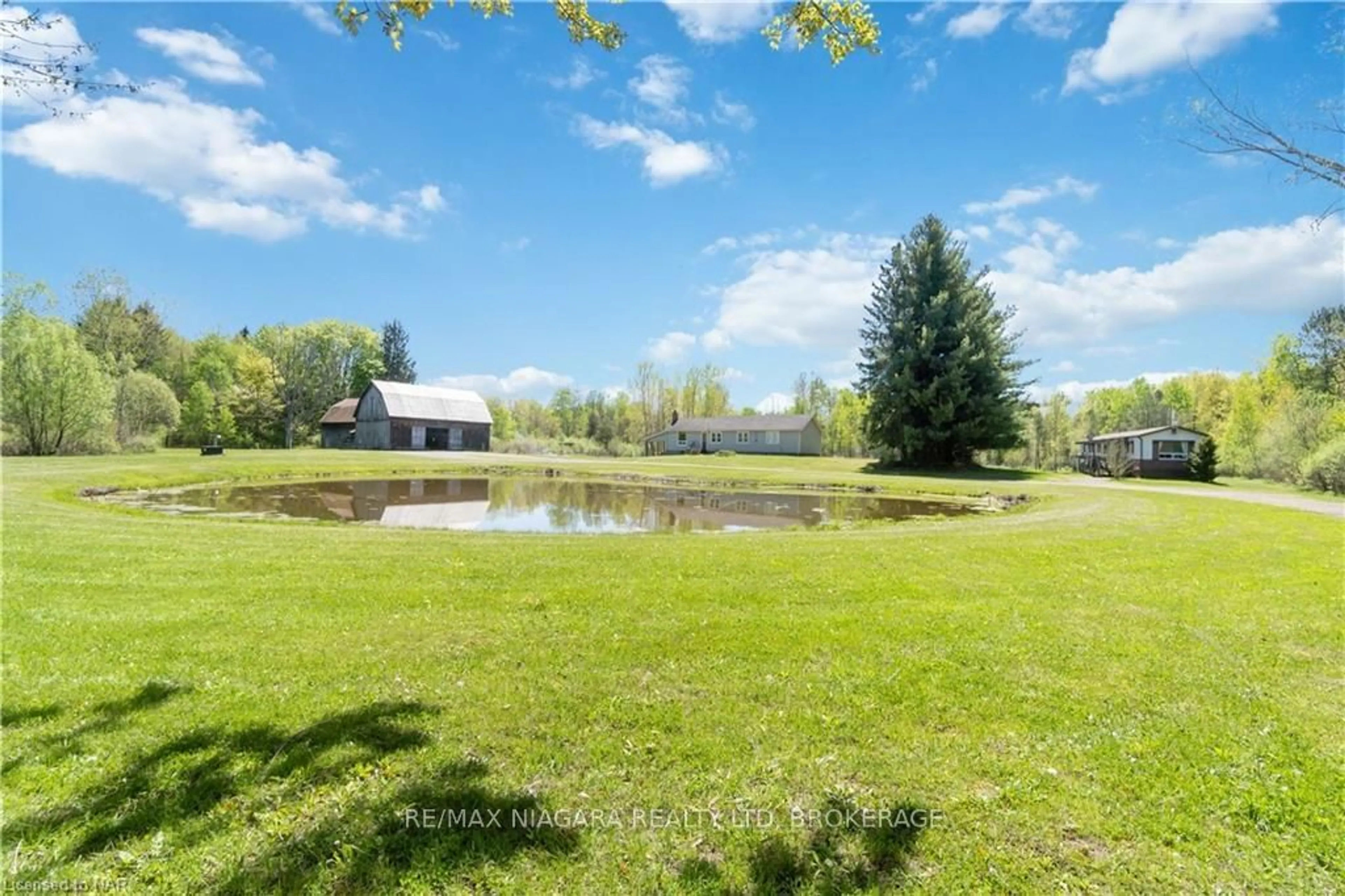 A pic from exterior of the house or condo, the fenced backyard for 180 CHANTLER Rd, Pelham Ontario L3B 5N8