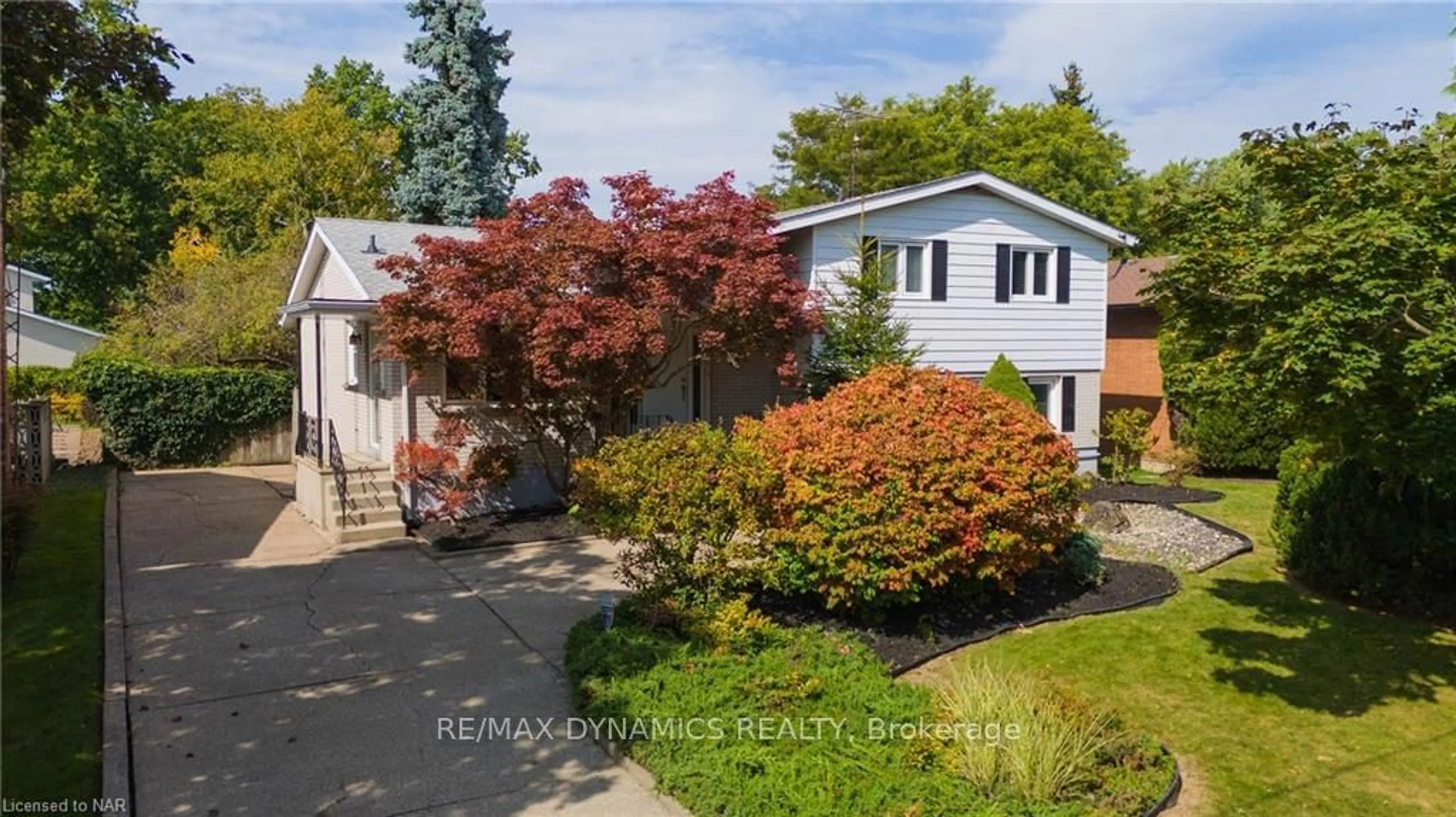 Frontside or backside of a home, the fenced backyard for 27 LAWRENCE Dr, Thorold Ontario L2V 2X6