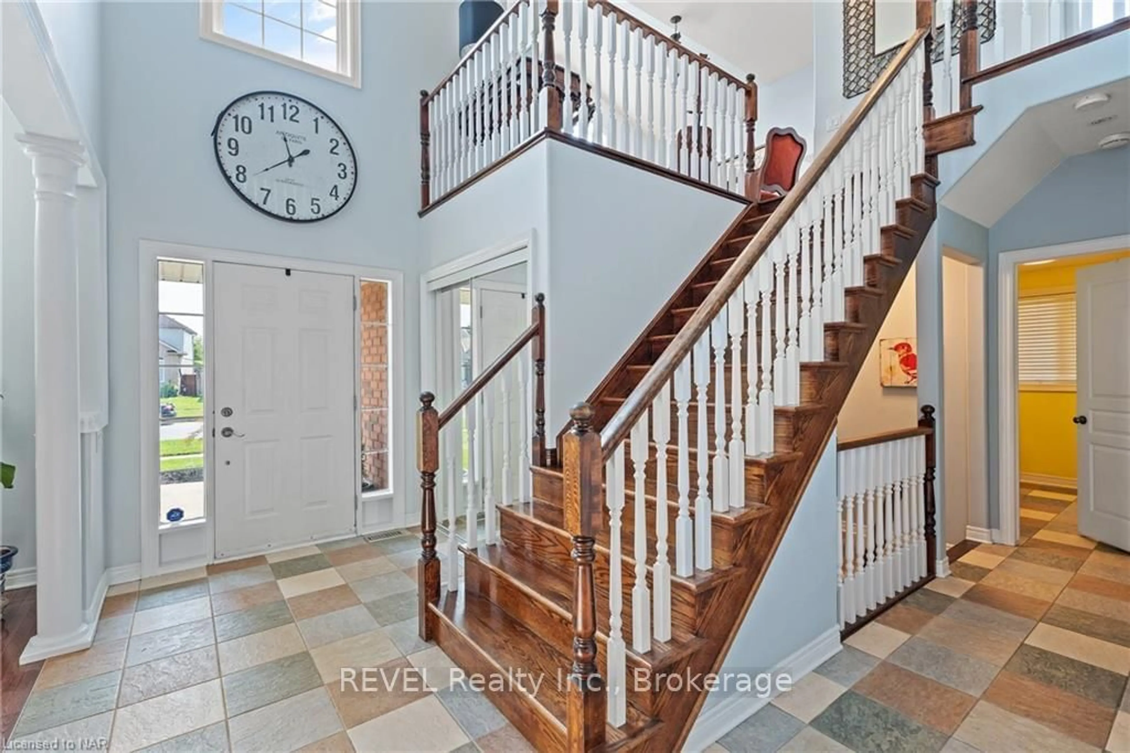 Indoor entryway, wood floors for 79 MACTURNBULL Dr, St. Catharines Ontario L2S 4B1