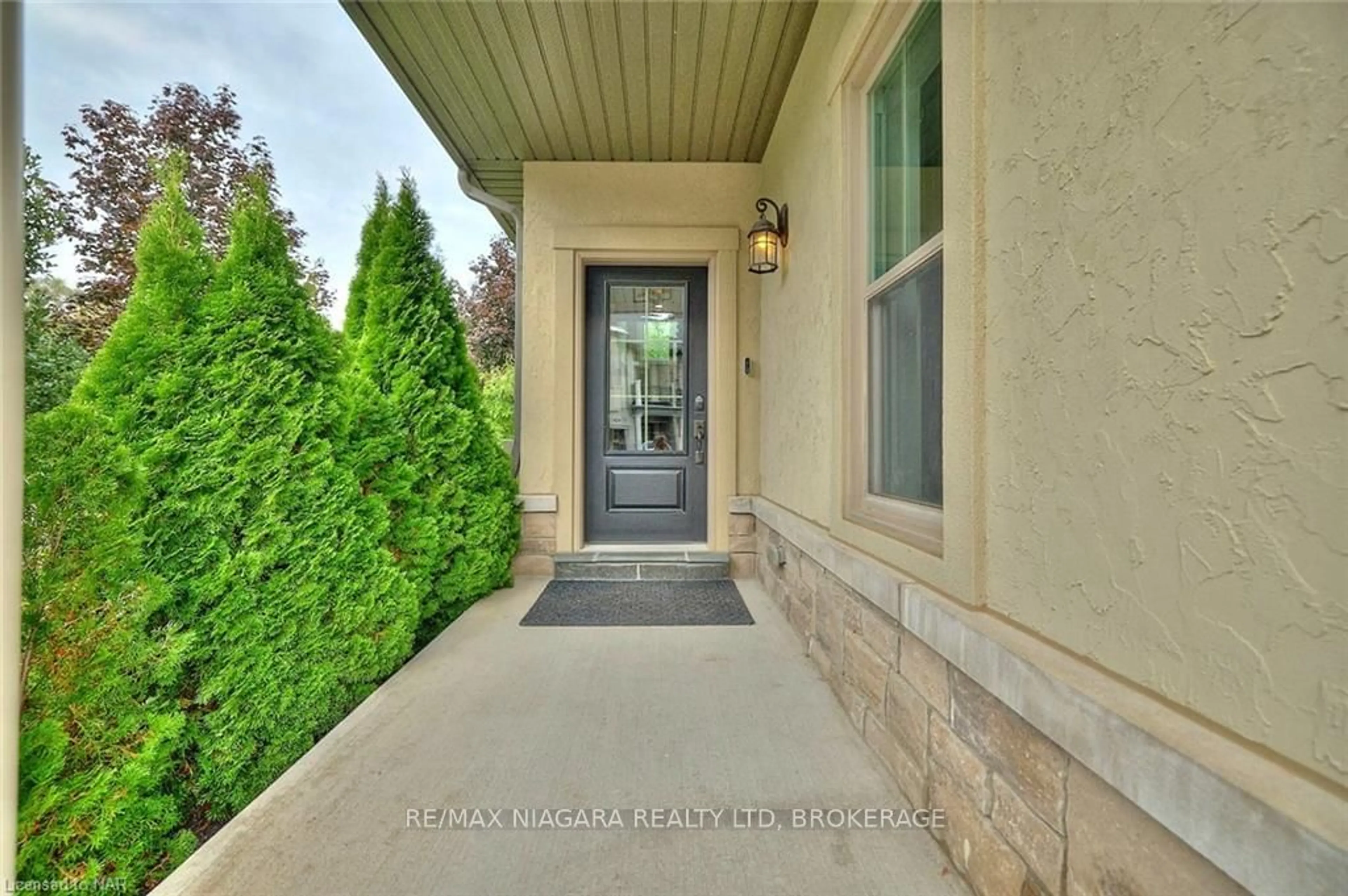 Indoor entryway, wood floors for 50 ABERDEEN Lane, Niagara-on-the-Lake Ontario L0S 1J0