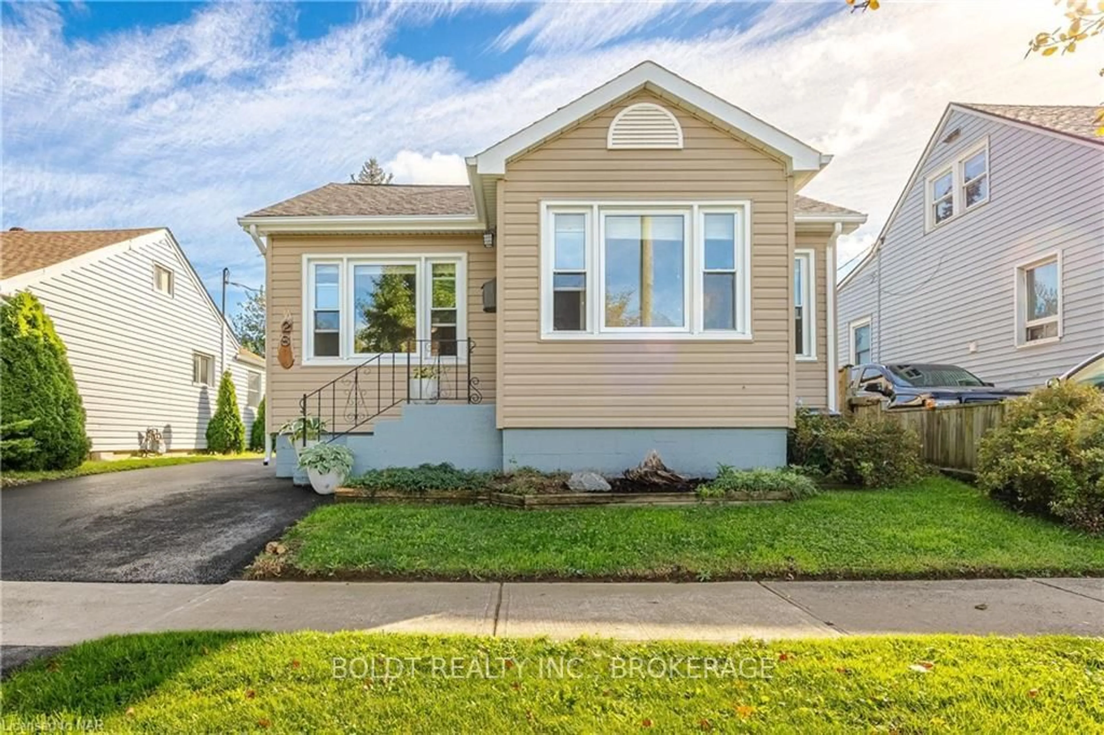 Frontside or backside of a home, cottage for 28 SHAKESPEARE Ave, St. Catharines Ontario L2R 6M6