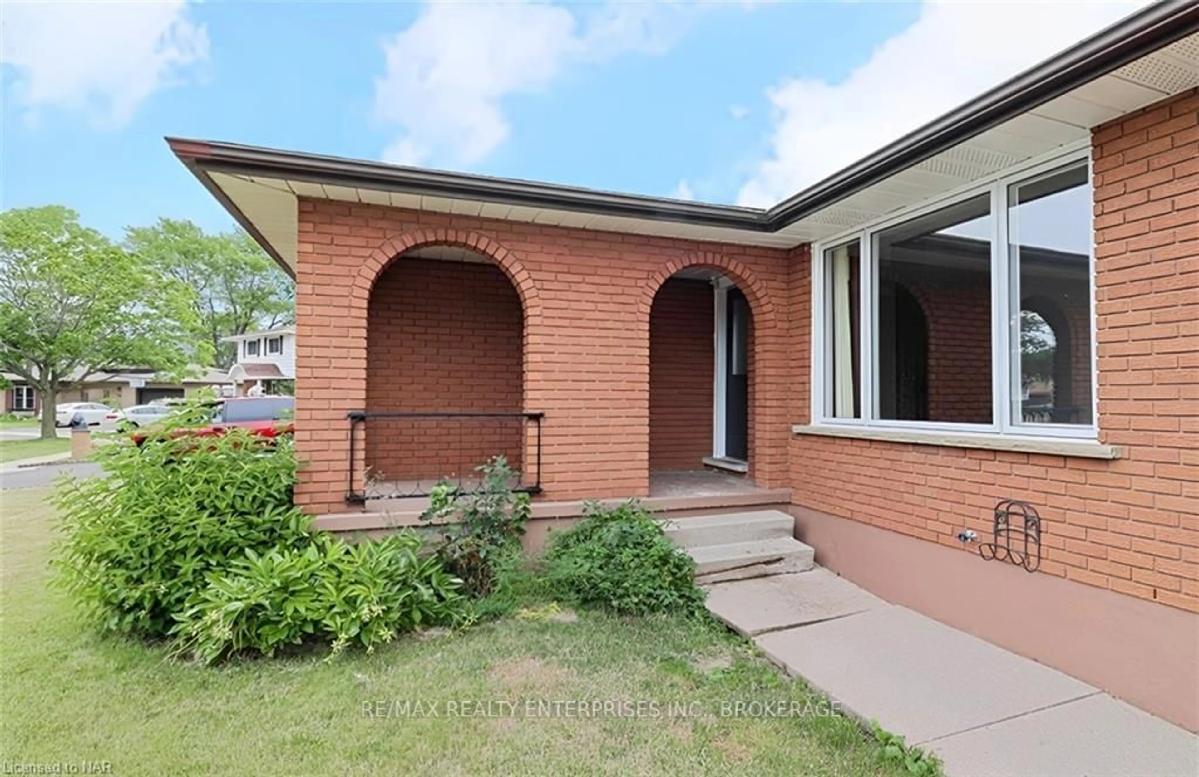 Home with brick exterior material for 140 WESTWOOD Cres, Welland Ontario L3C 4R3