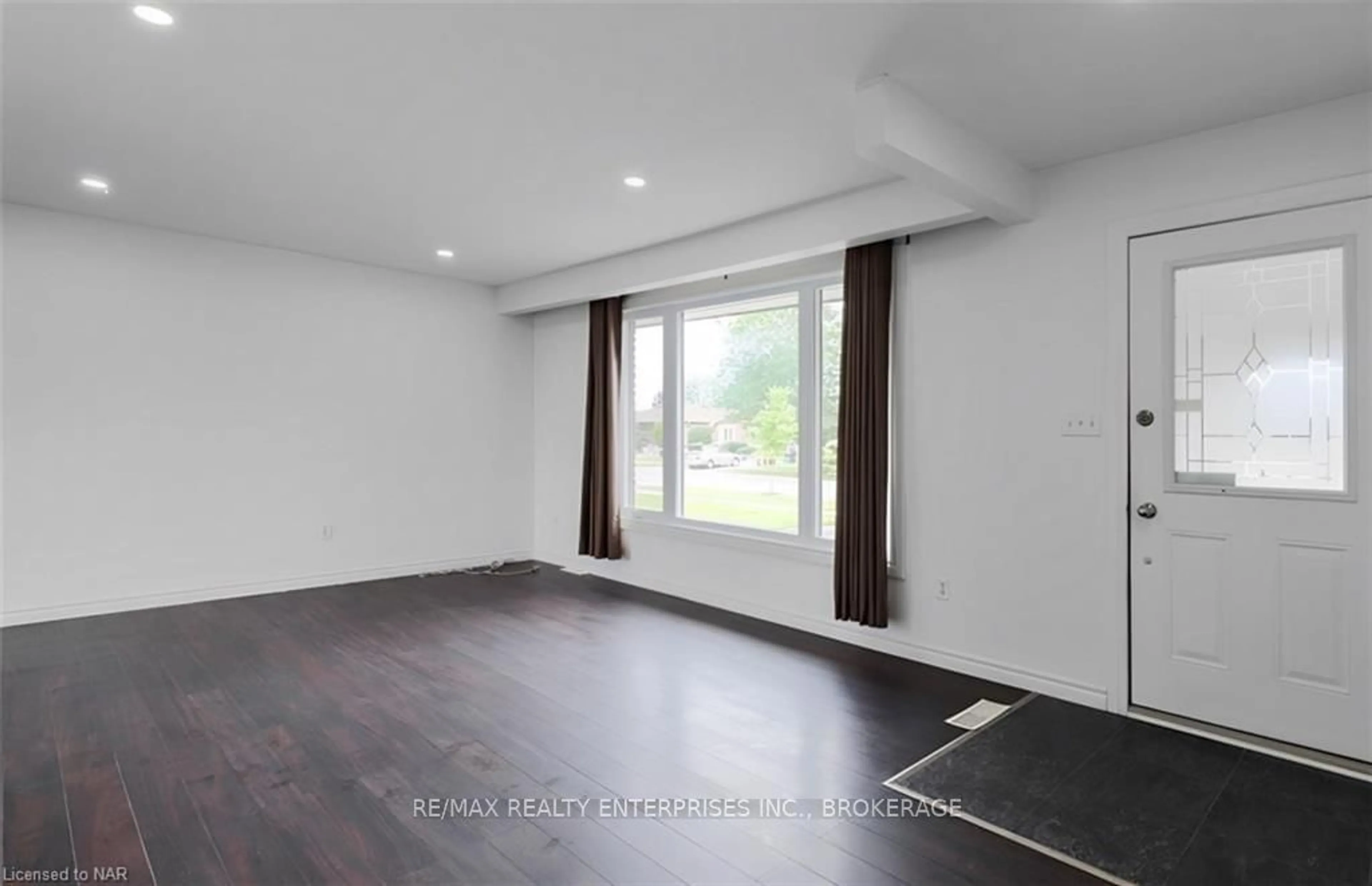 A pic of a room, wood floors for 140 WESTWOOD Cres, Welland Ontario L3C 4R3