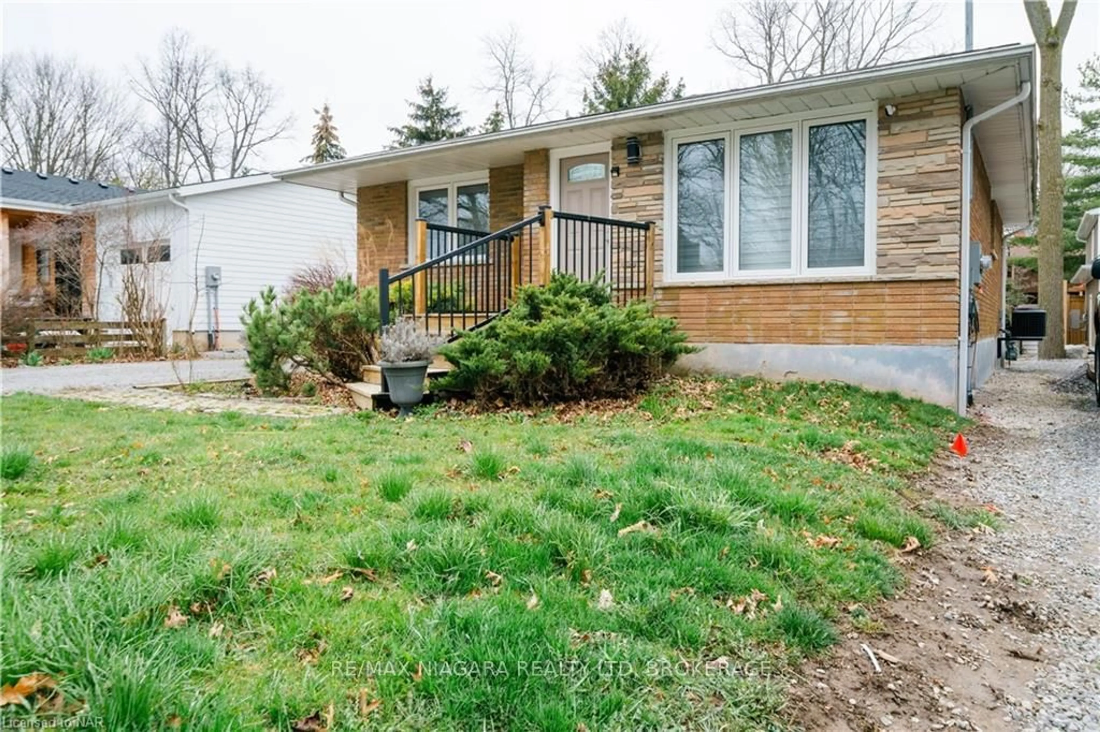 Frontside or backside of a home, the fenced backyard for 10 DIXIE Ave, Niagara-on-the-Lake Ontario L0S 1J0