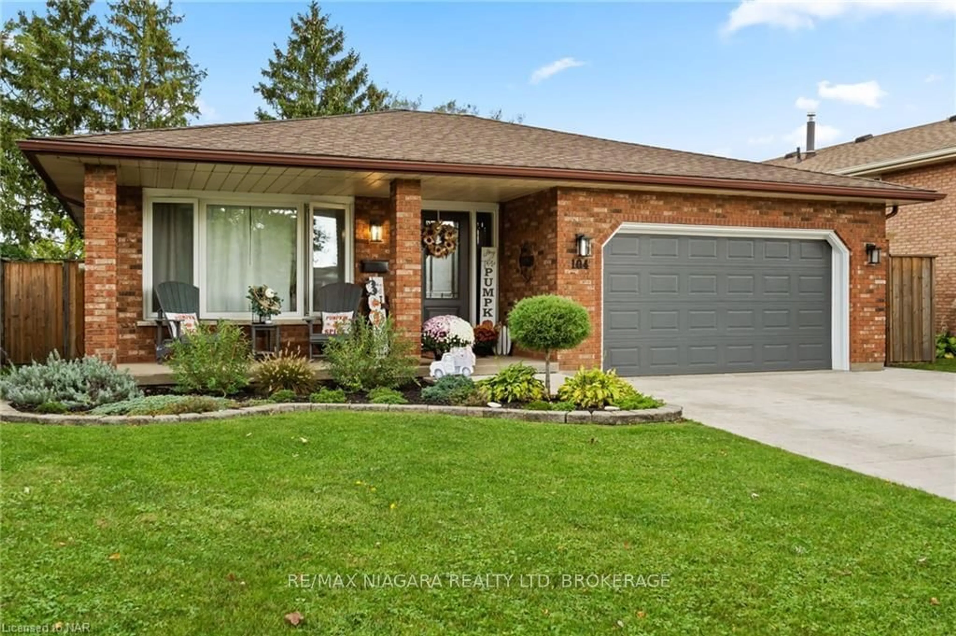 Home with brick exterior material for 104 WHITEOAK Cres, Welland Ontario L3C 6E6