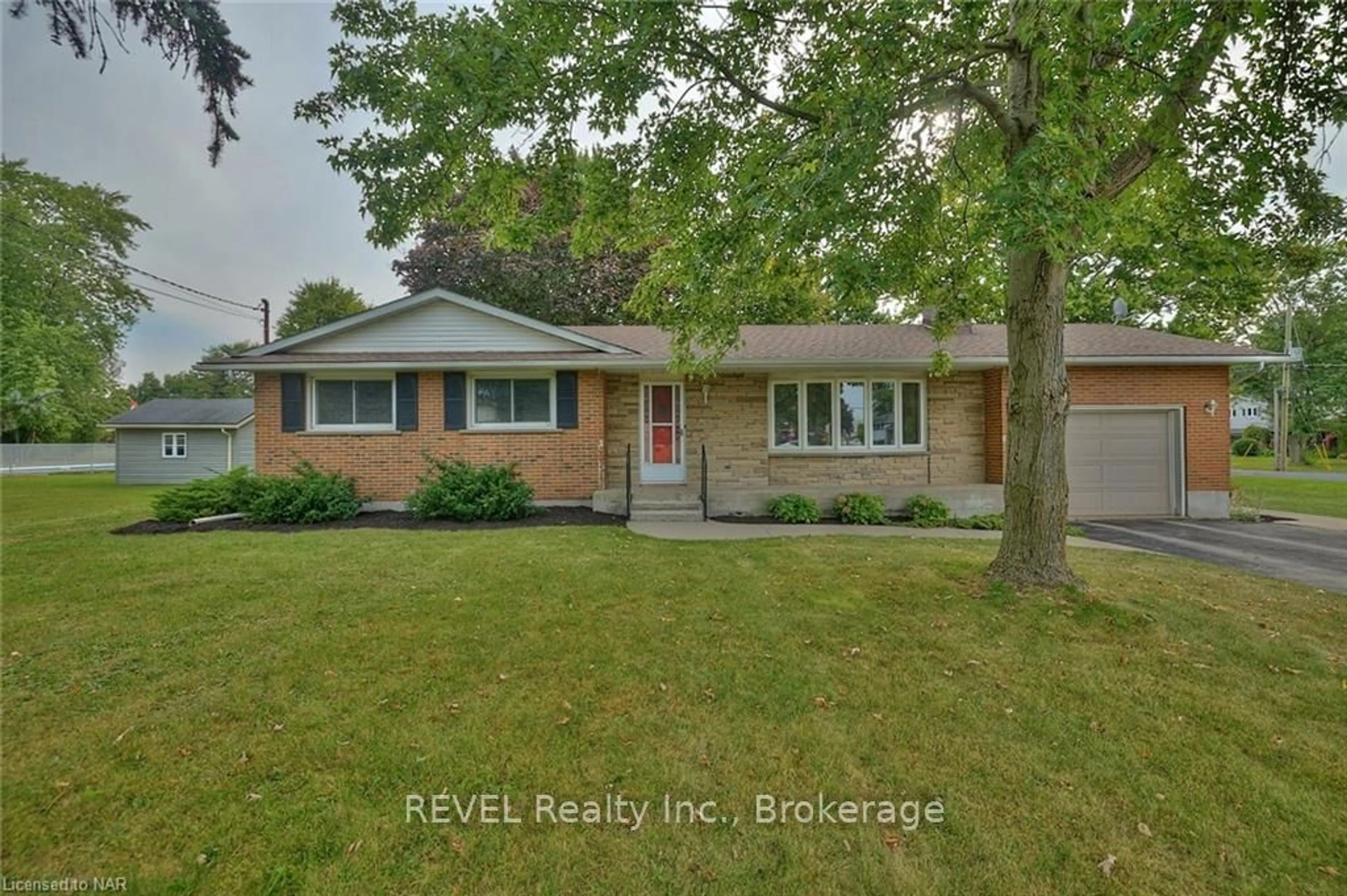 Frontside or backside of a home, the street view for 1112 KENNEDY Dr, Fort Erie Ontario L2A 5P4