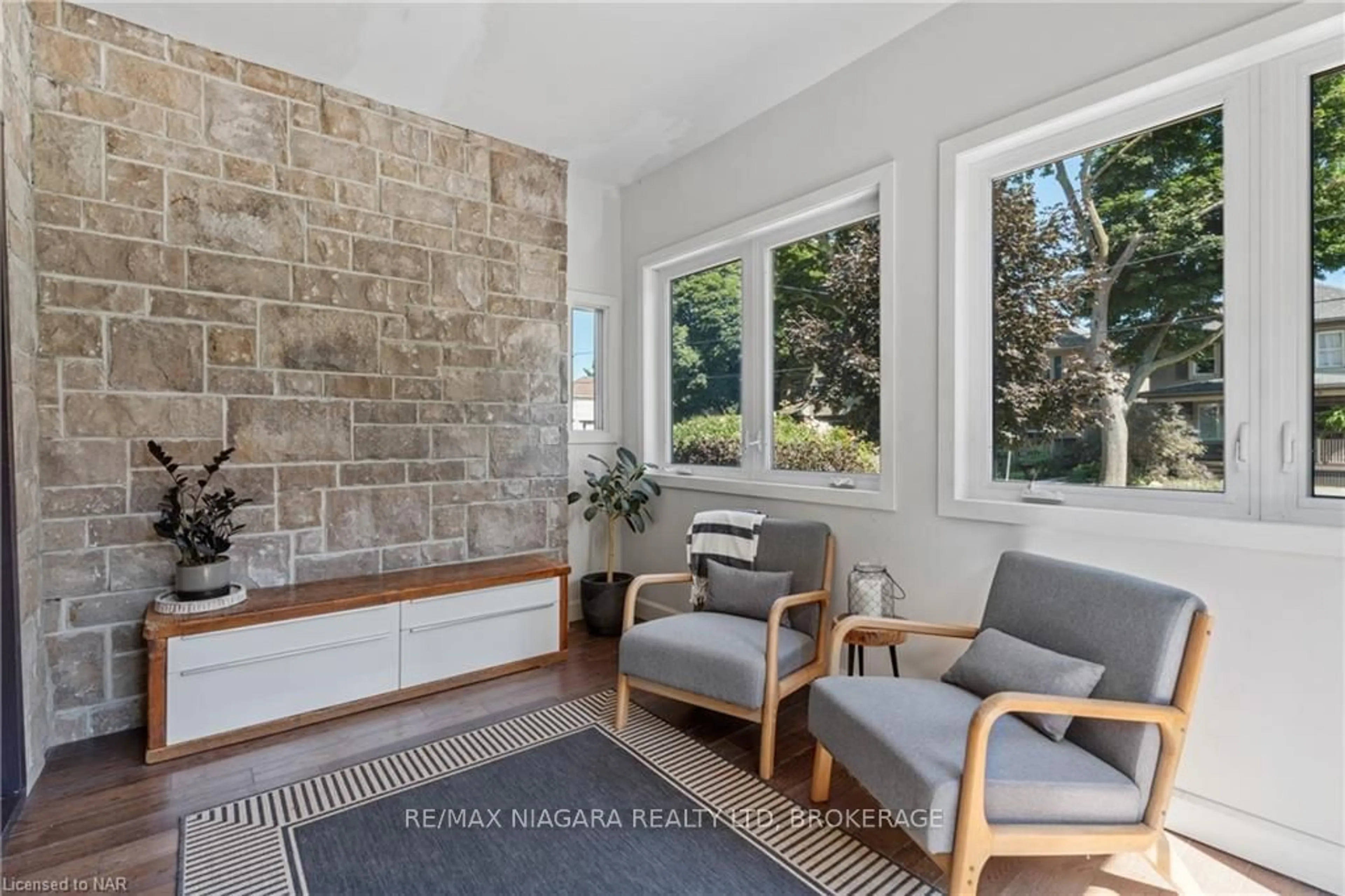 Living room, ceramic floors for 17 THOMAS St, St. Catharines Ontario L2R 6L7