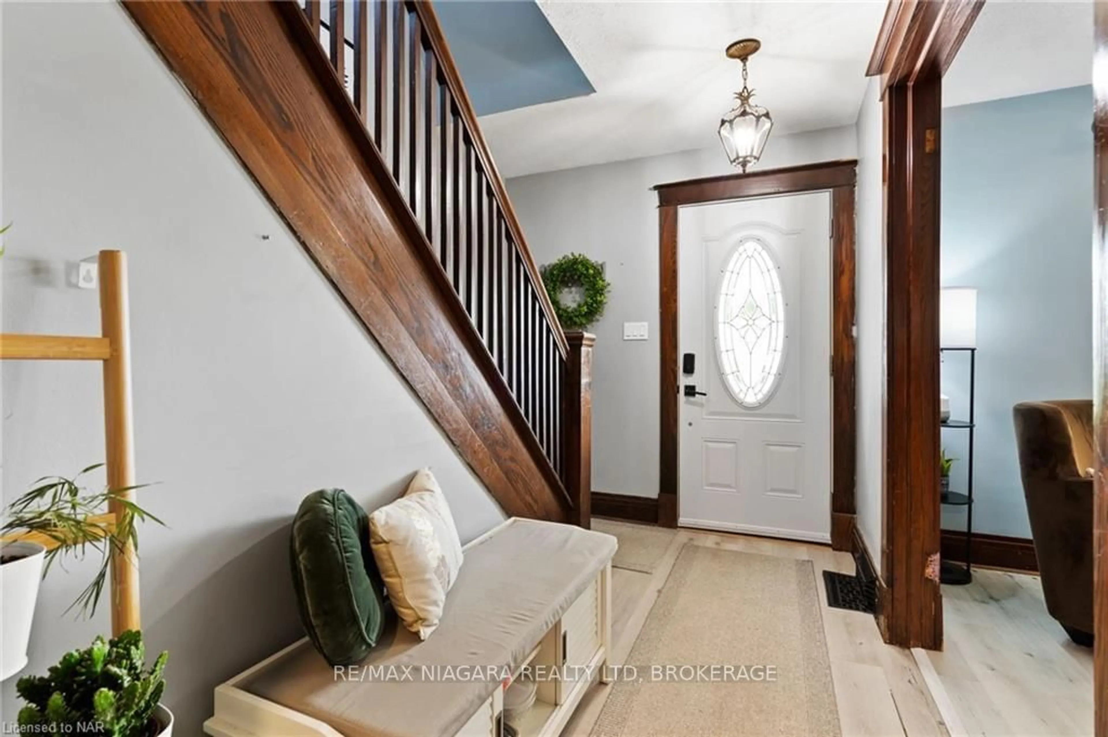 Indoor entryway, wood floors for 89 LOUISA St, St. Catharines Ontario L2R 2K1