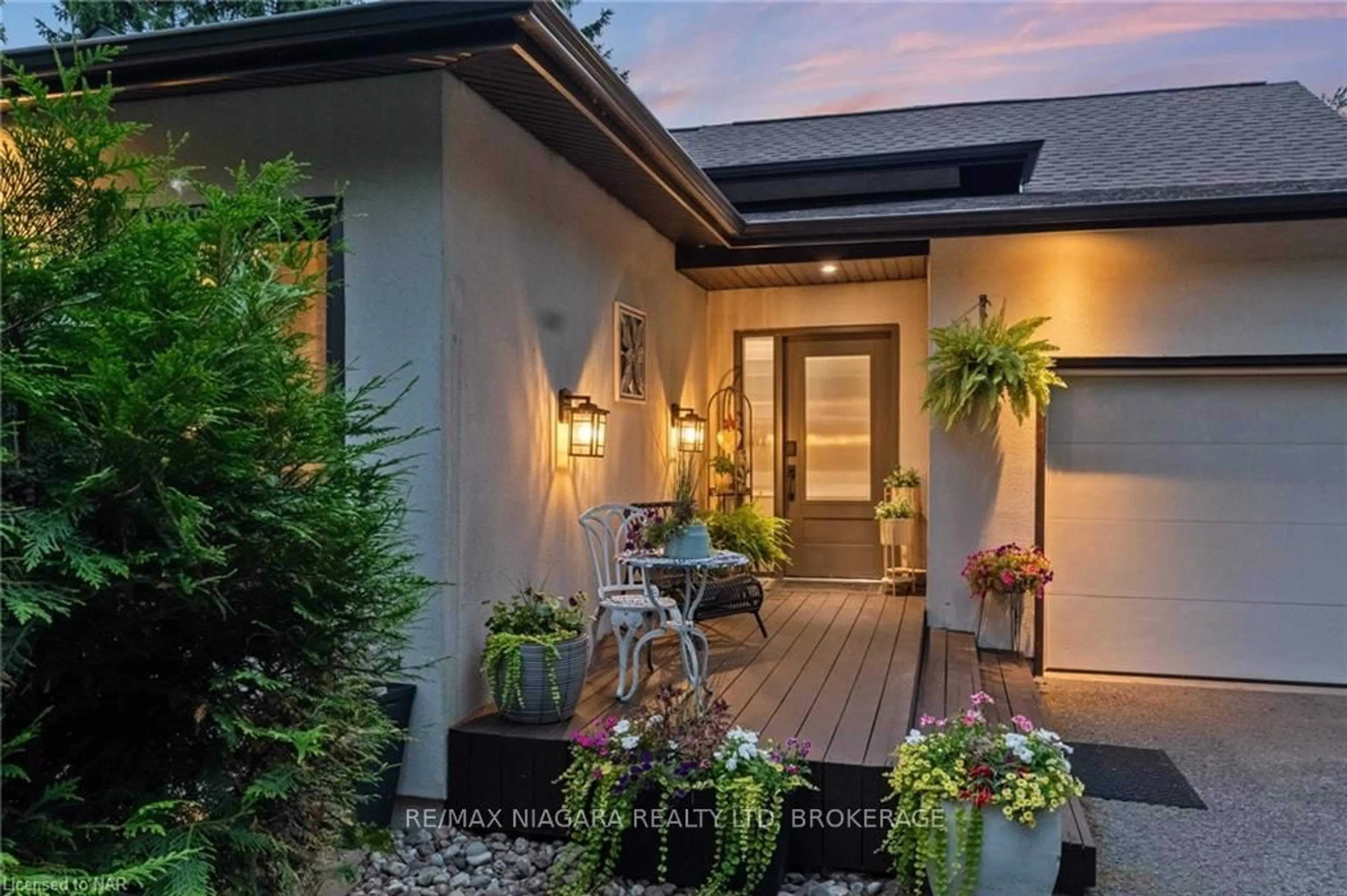 Indoor entryway, wood floors for 1647 GREGORY Rd, St. Catharines Ontario L2R 6P9