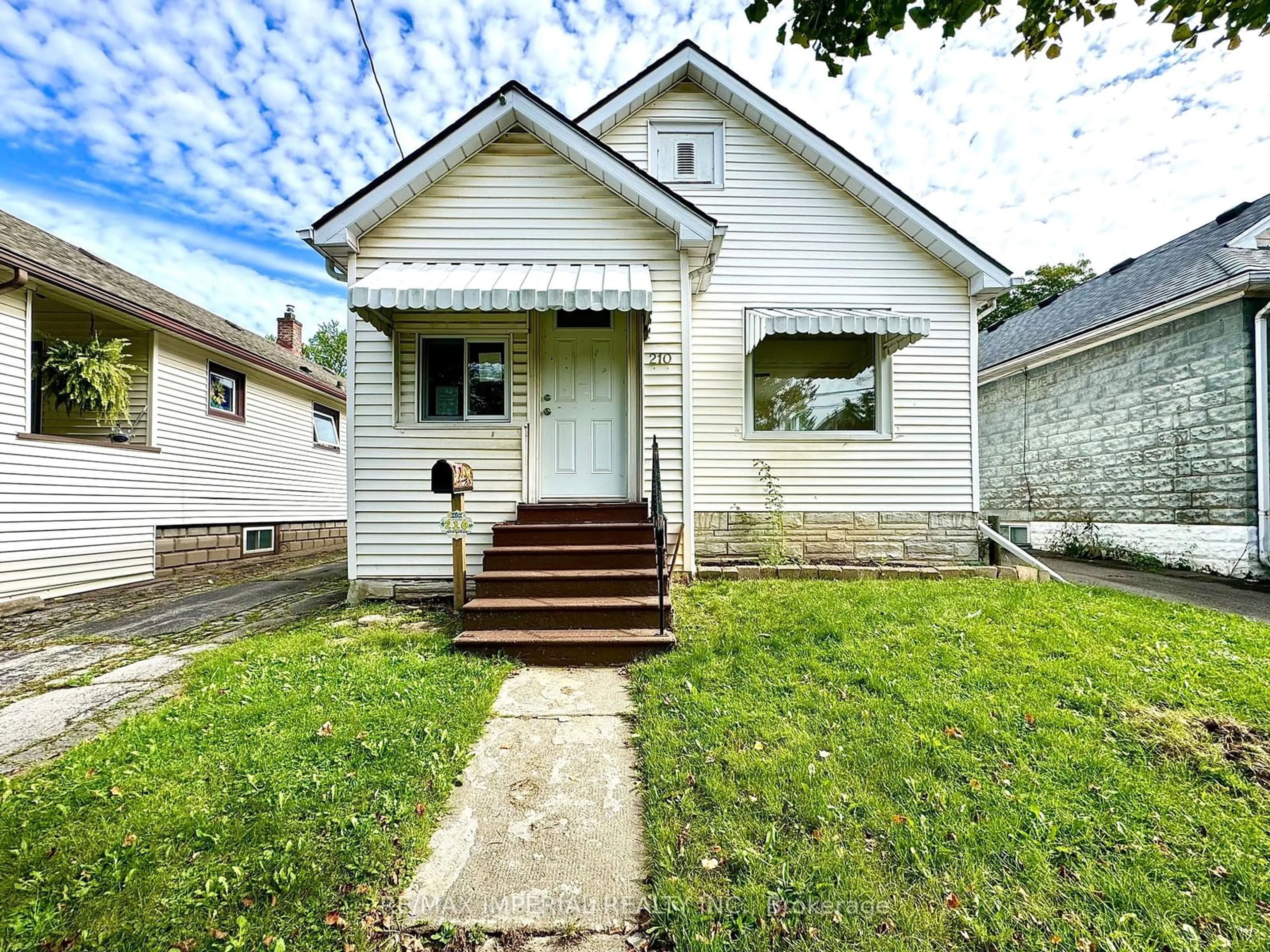 Frontside or backside of a home, cottage for 210 Lake St, St. Catharines Ontario L2R 5Z1