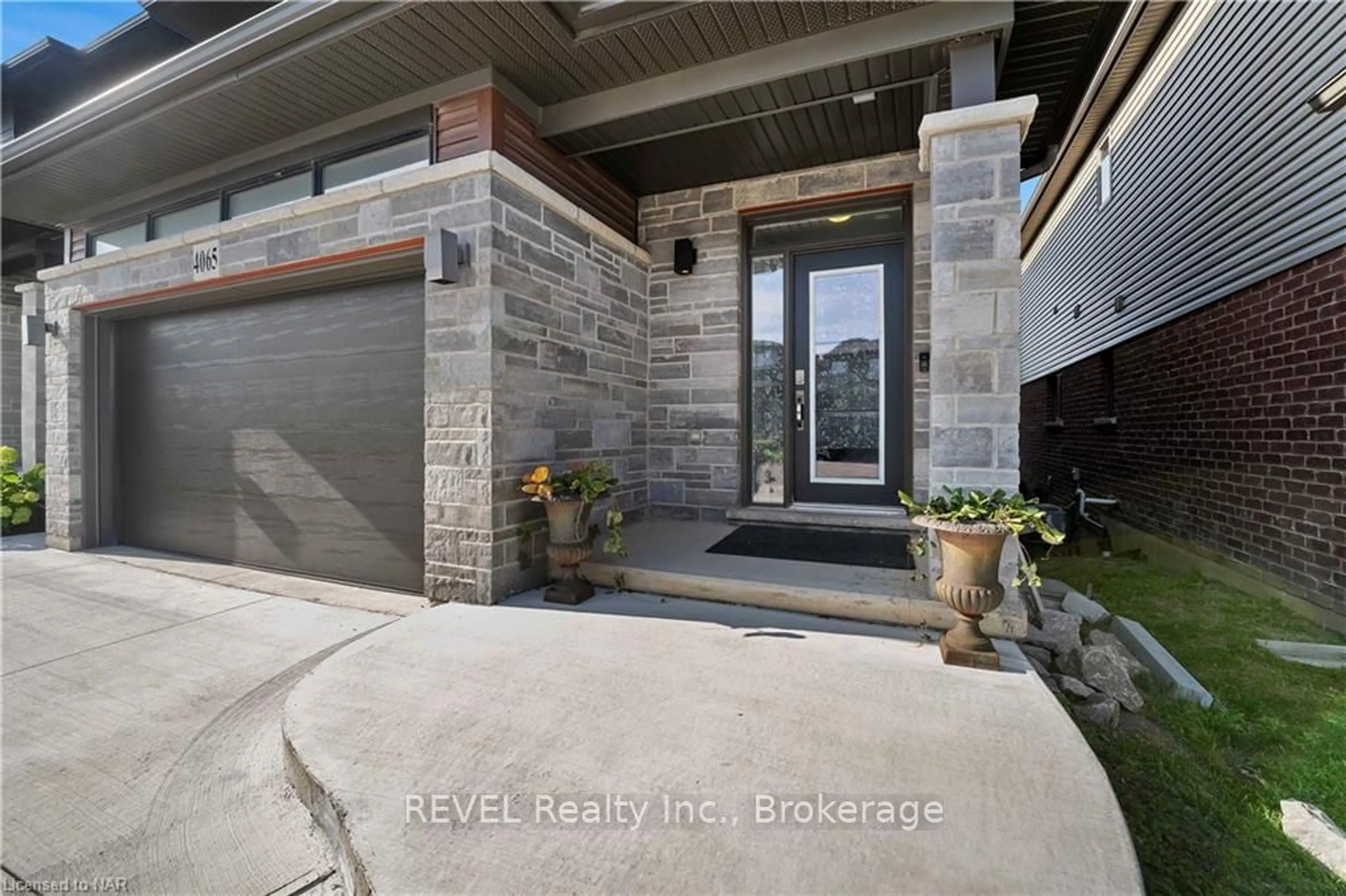 Indoor entryway, cement floor for 4065 HEALING St, Lincoln Ontario L3J 0S4