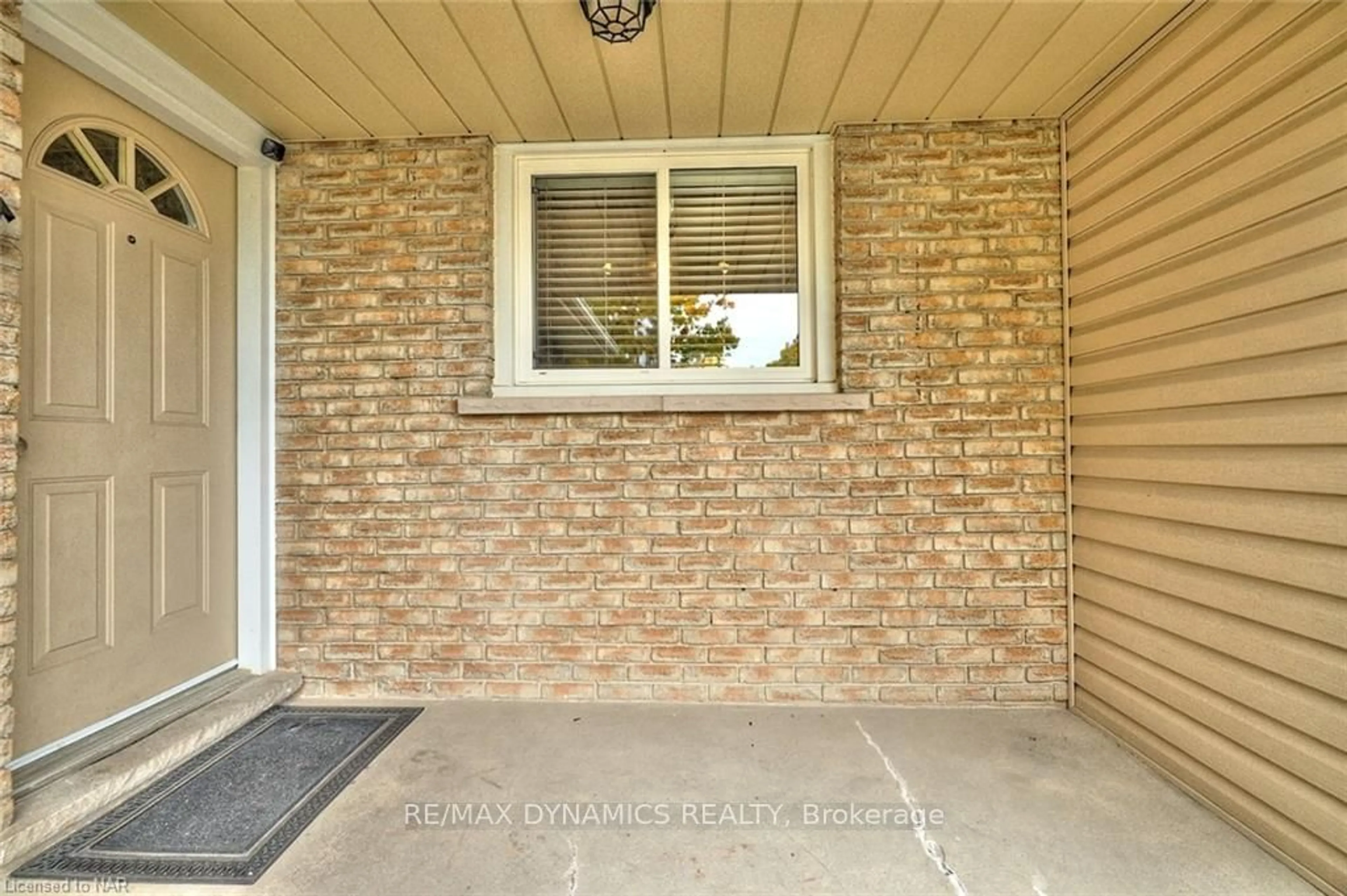 Indoor entryway, ceramic floors for 6931 CASEY St, Niagara Falls Ontario L2J 3G6