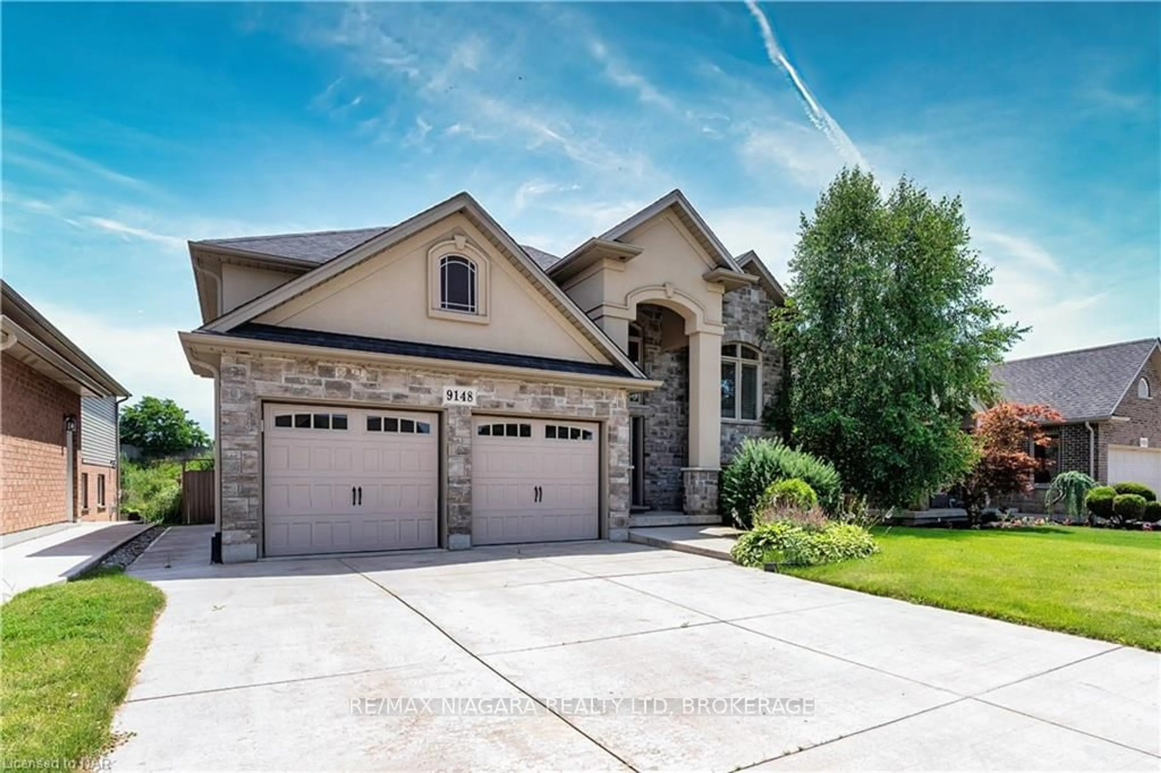 Frontside or backside of a home, the street view for 9148 HENDERSHOT Blvd, Niagara Falls Ontario L2H 0E3