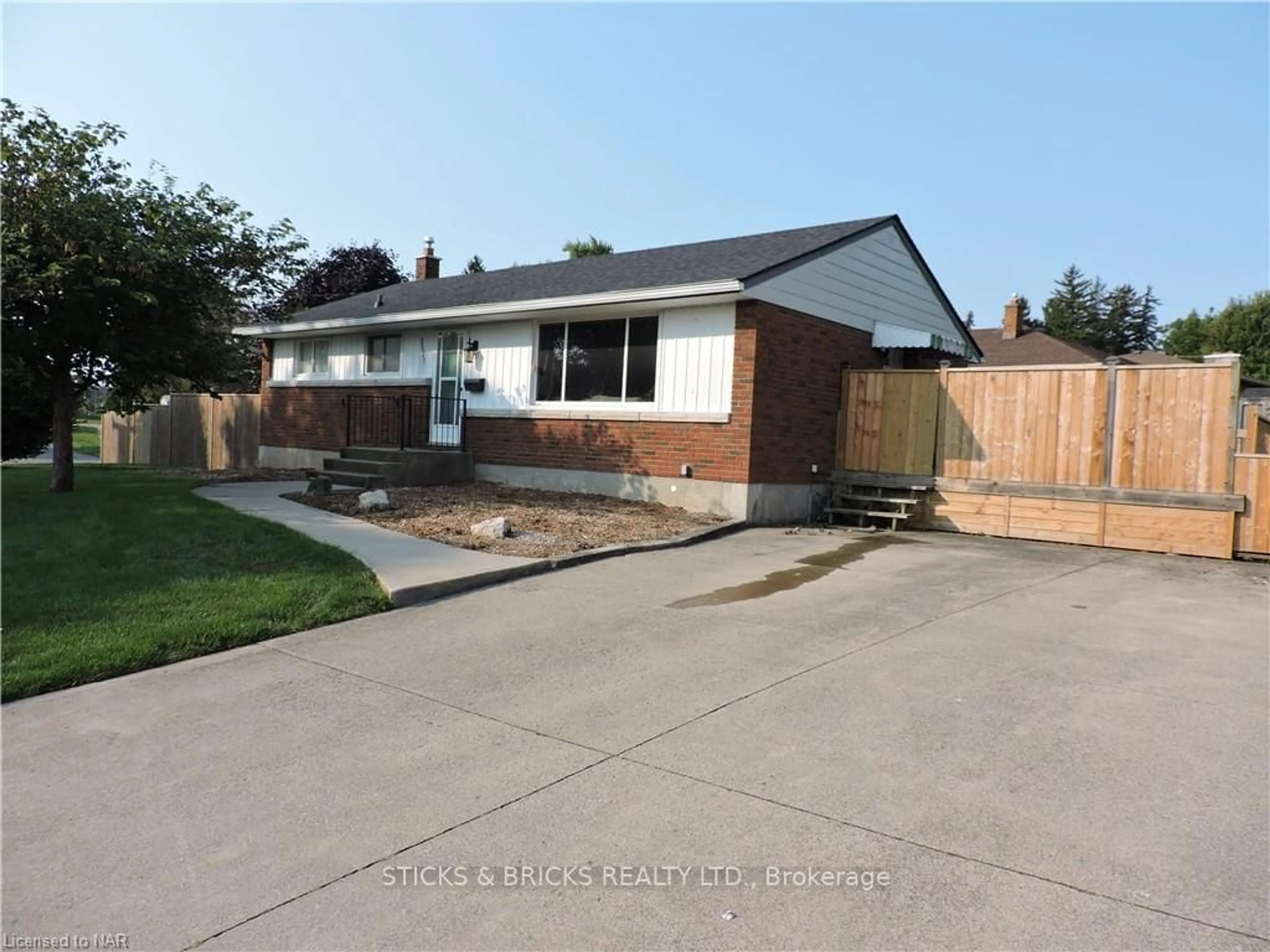 Frontside or backside of a home, the fenced backyard for 3137 KINGSWOOD Cres, Niagara Falls Ontario L2J 2H5