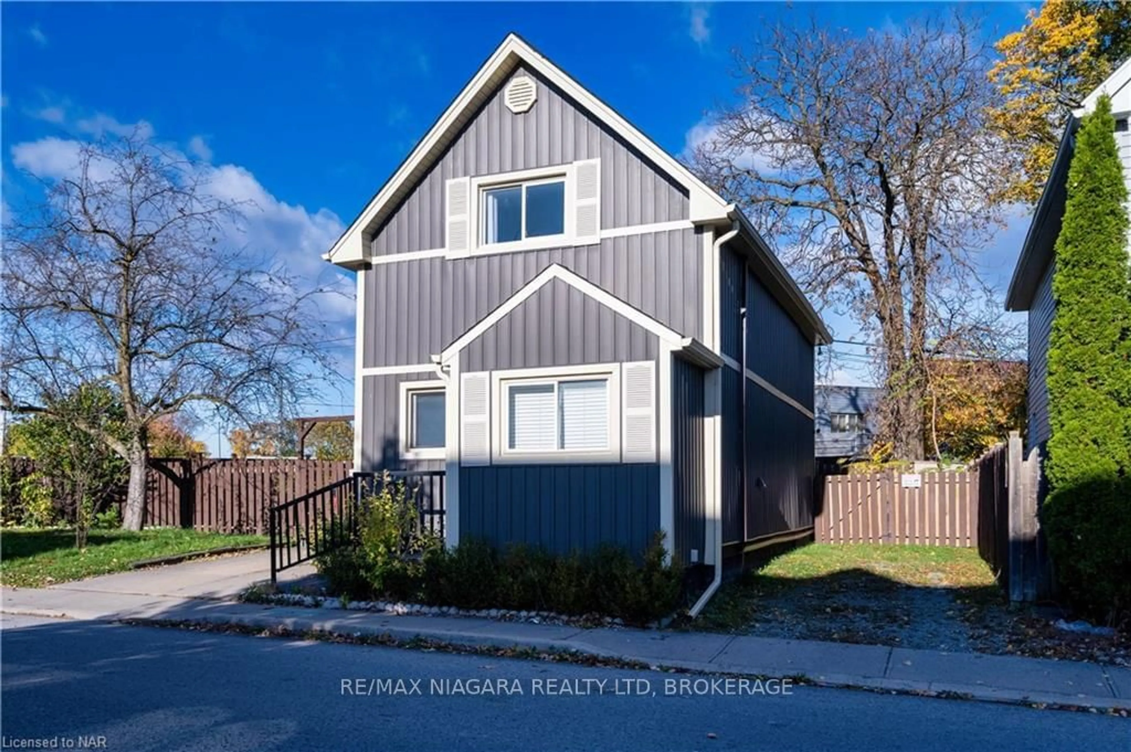 Frontside or backside of a home, the fenced backyard for 4769 RYERSON Cres, Niagara Falls Ontario L2E 1E7