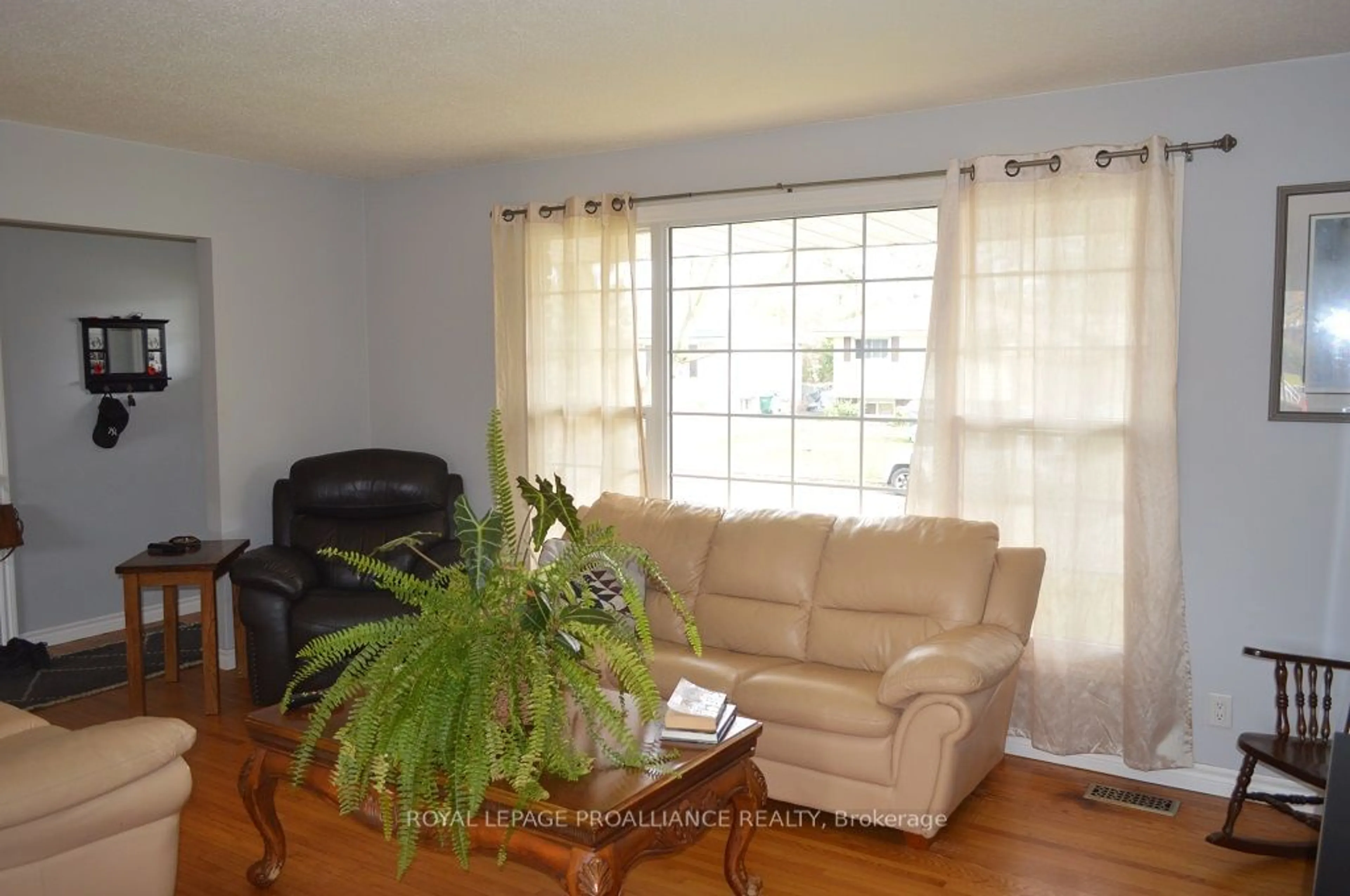 Living room, wood floors for 2 Armour Cres, Quinte West Ontario K8V 2V8