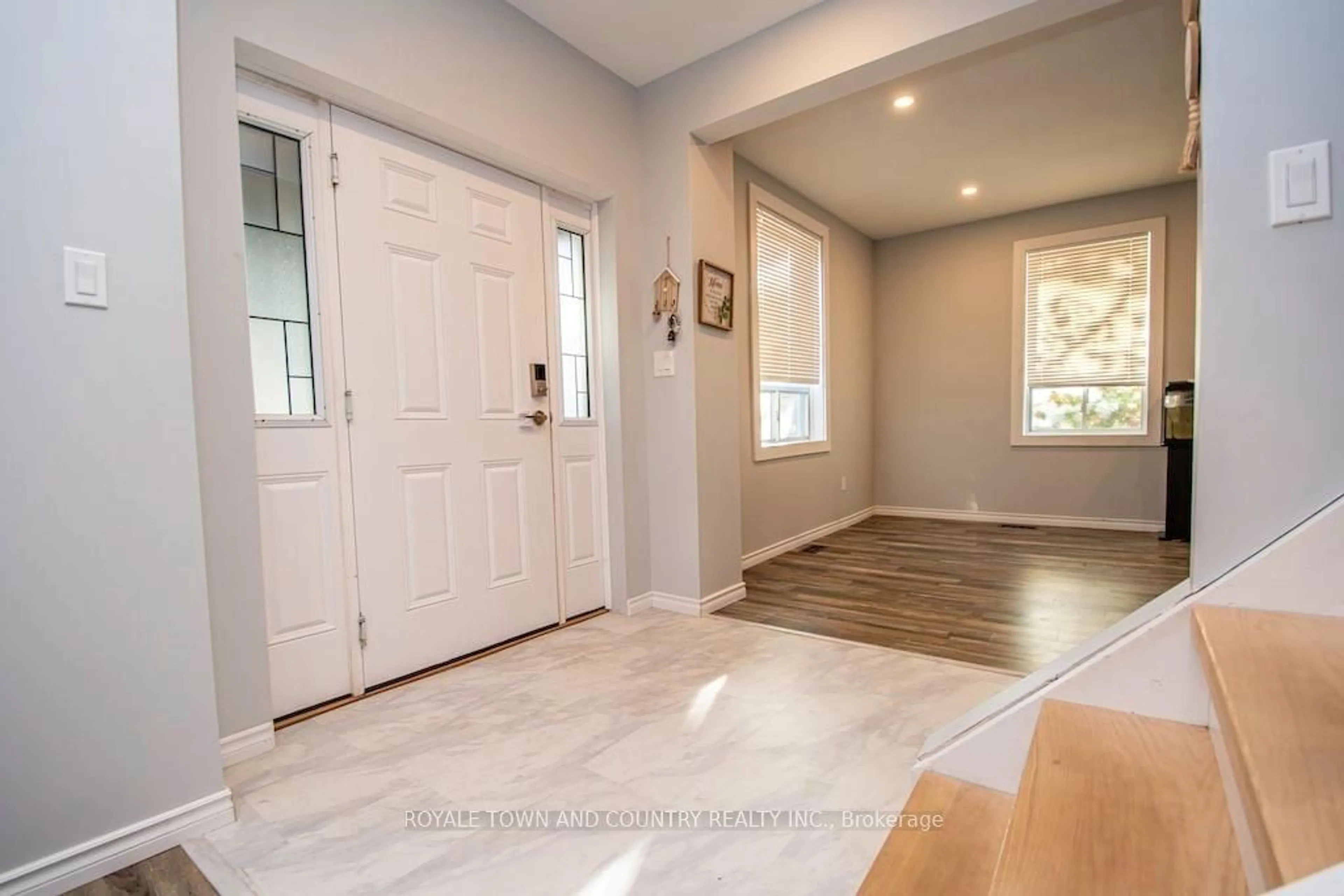 Indoor entryway, wood floors for 51 Saint Paul St, Kawartha Lakes Ontario K9V 1S3