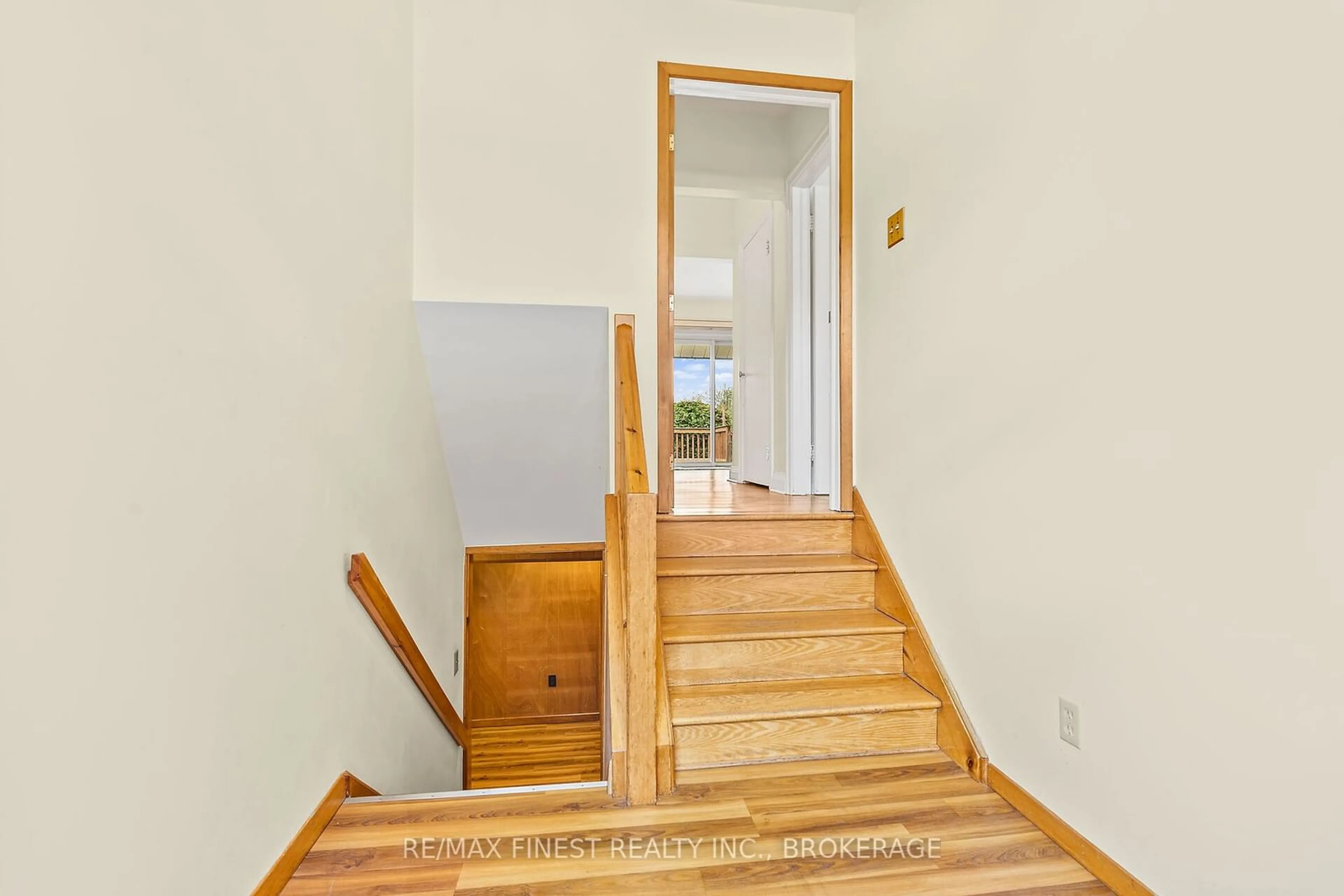 Indoor entryway, wood floors for 47 Jorene Dr, Kingston Ontario K7M 3X5