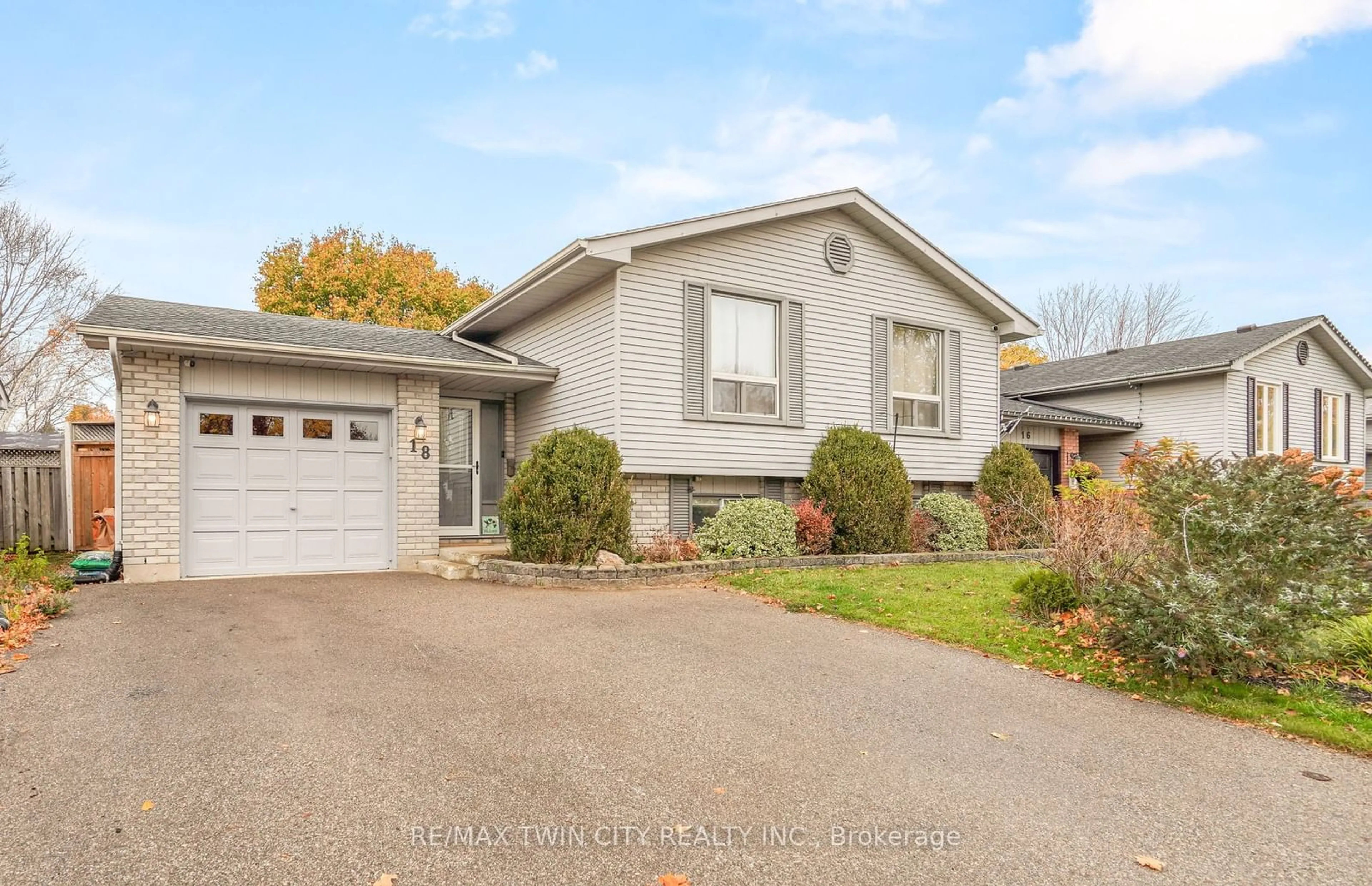 Frontside or backside of a home, the street view for 18 Latzer Cres, Brantford Ontario N3V 1E1