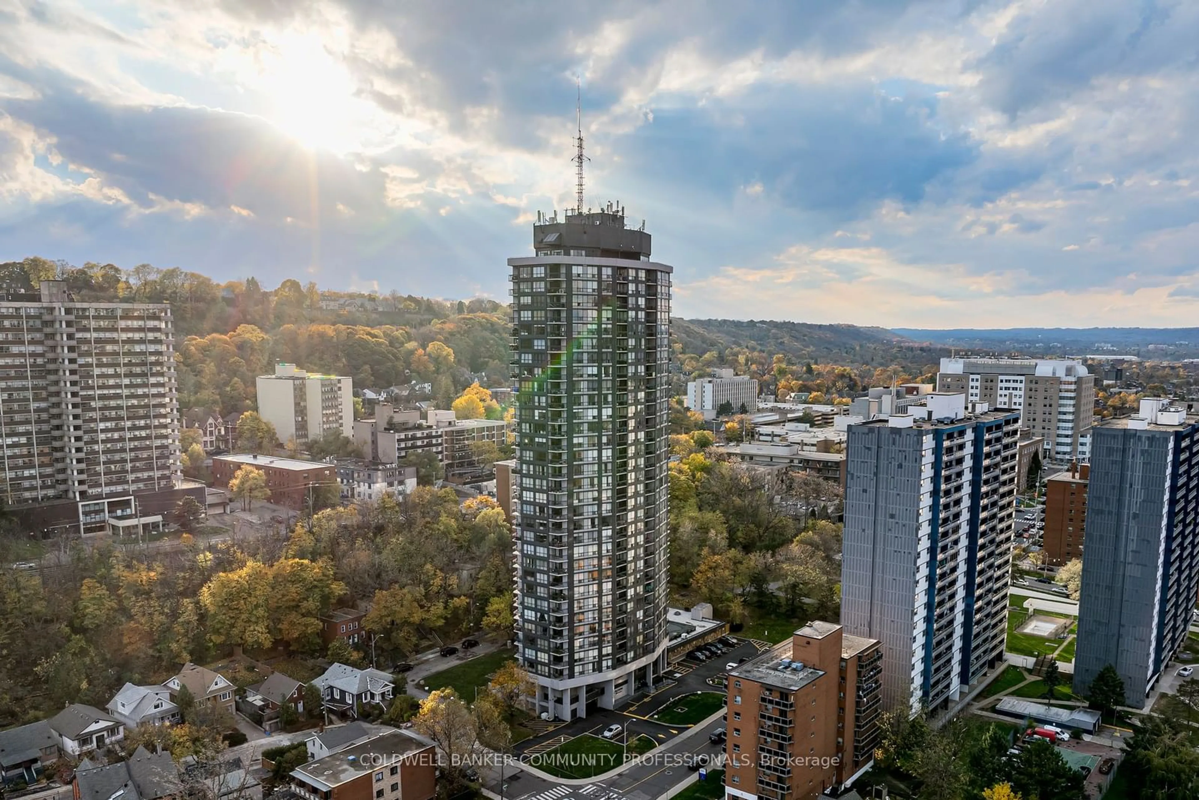 A pic from exterior of the house or condo, the view of city buildings for 150 Charlton Ave #1401, Hamilton Ontario L8N 3X3