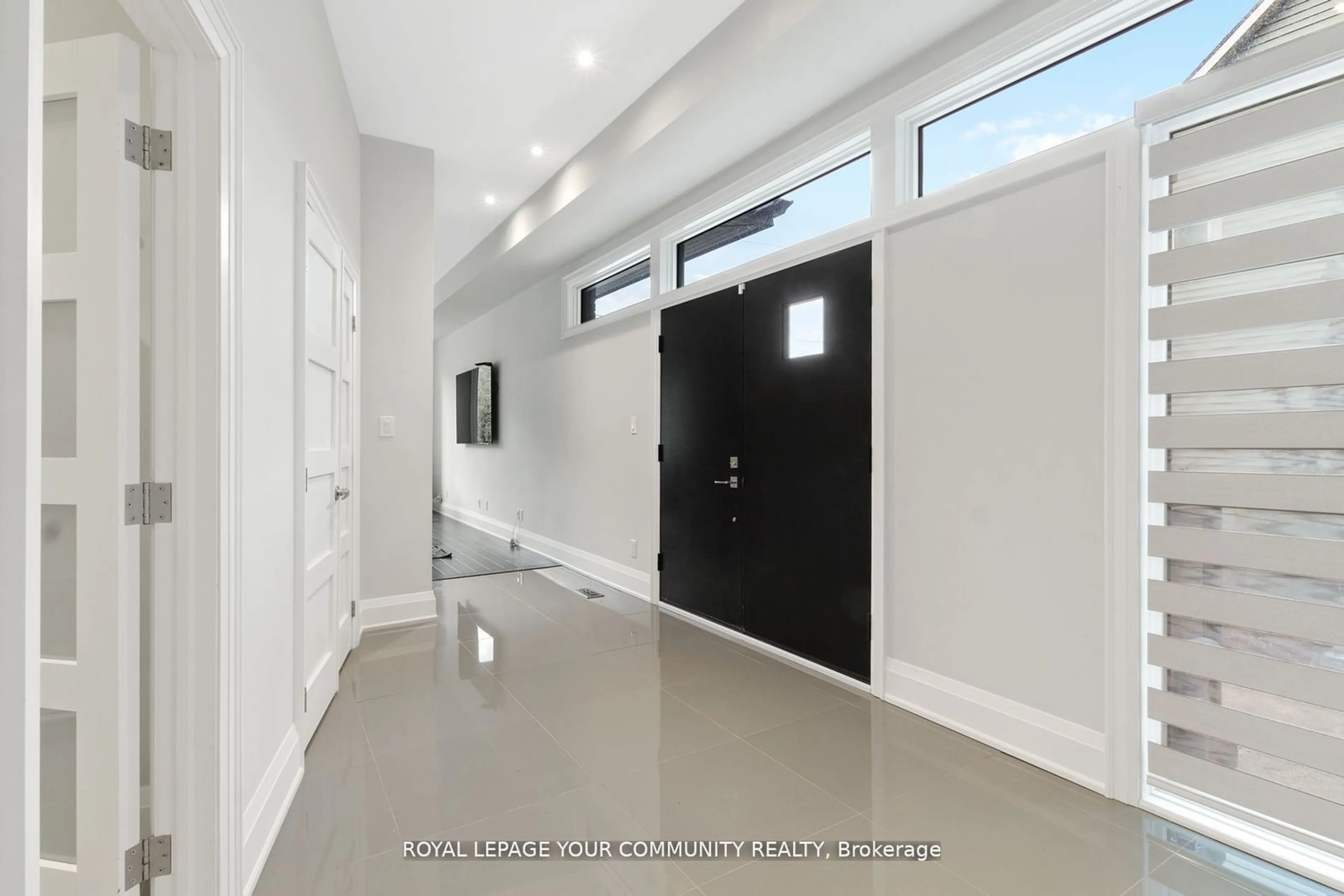 Indoor entryway, cement floor for 125 Craigmore Cres, Blue Mountains Ontario L9Y 0N6