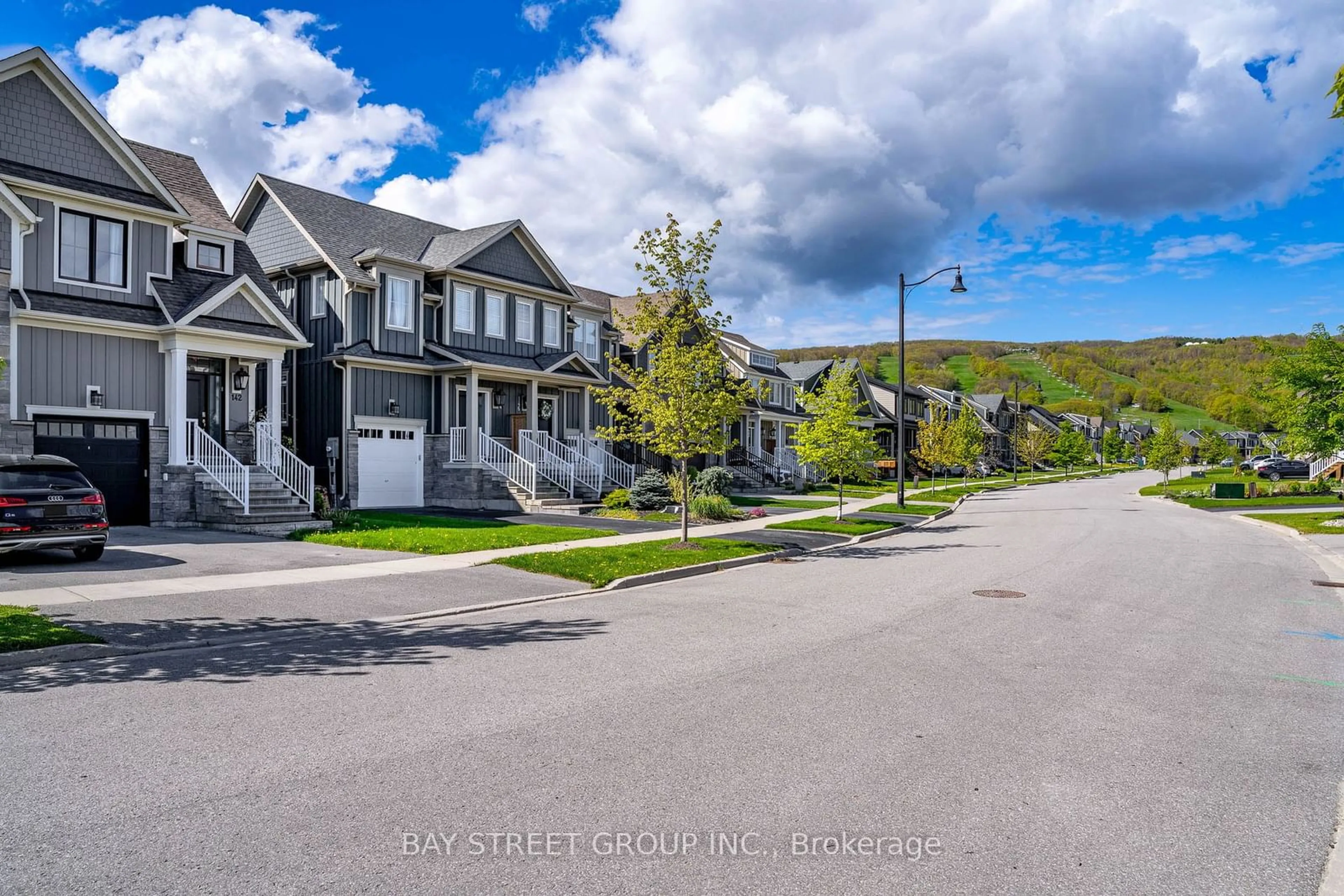 A pic from exterior of the house or condo, the street view for 142 yellow birch Cres, Blue Mountains Ontario L9Y 0R4