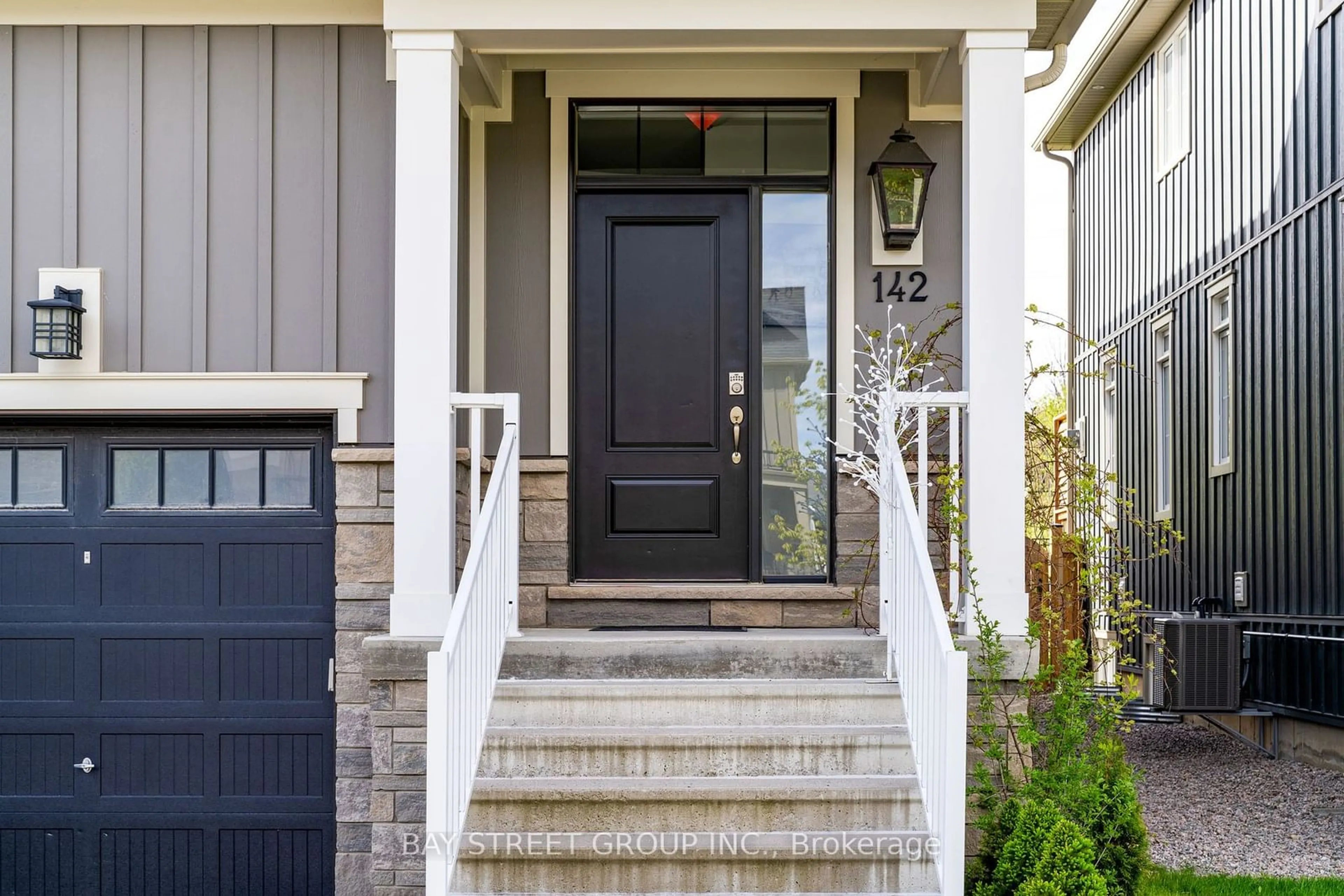 Indoor entryway, wood floors for 142 yellow birch Cres, Blue Mountains Ontario L9Y 0R4