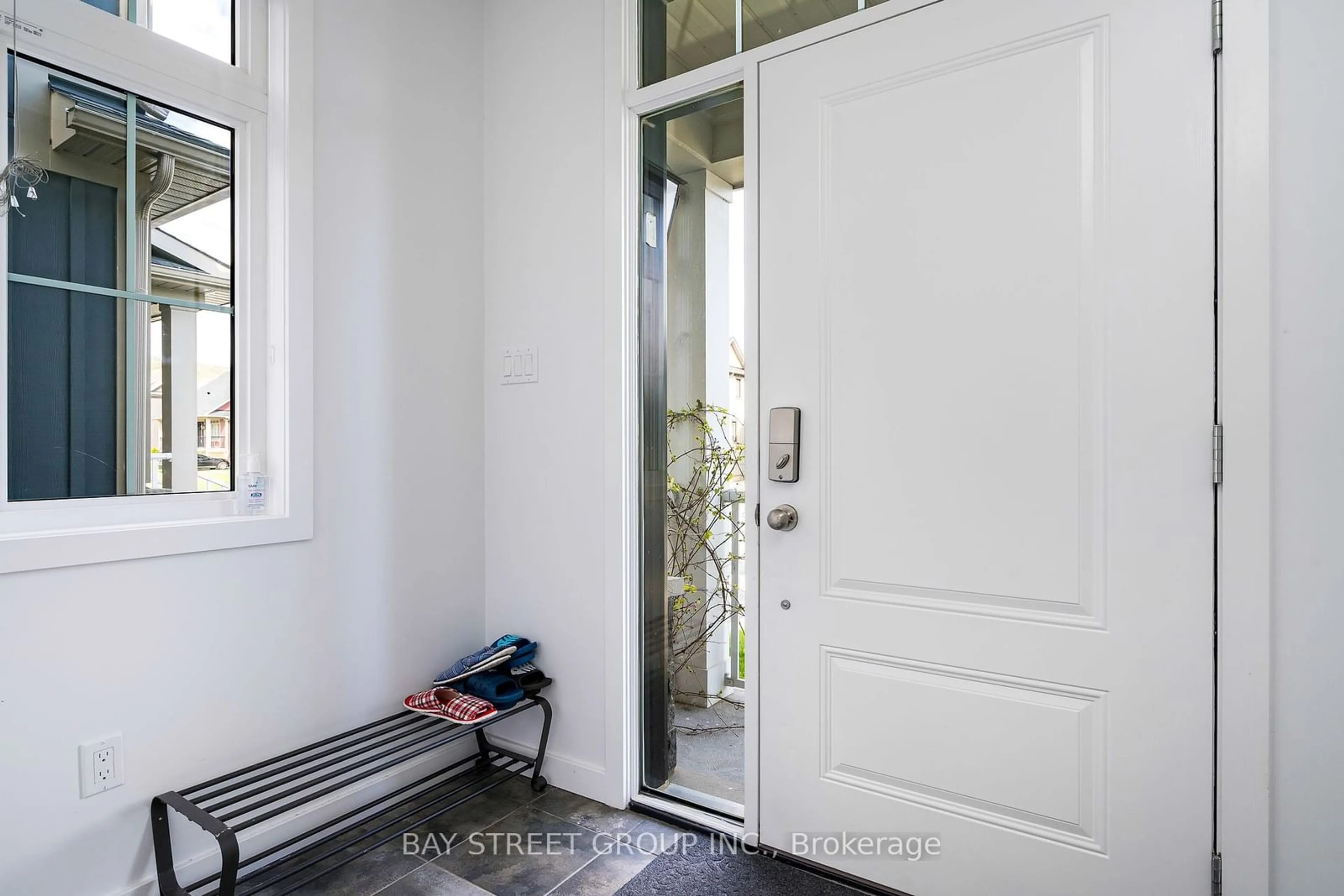 Indoor entryway, wood floors for 142 yellow birch Cres, Blue Mountains Ontario L9Y 0R4