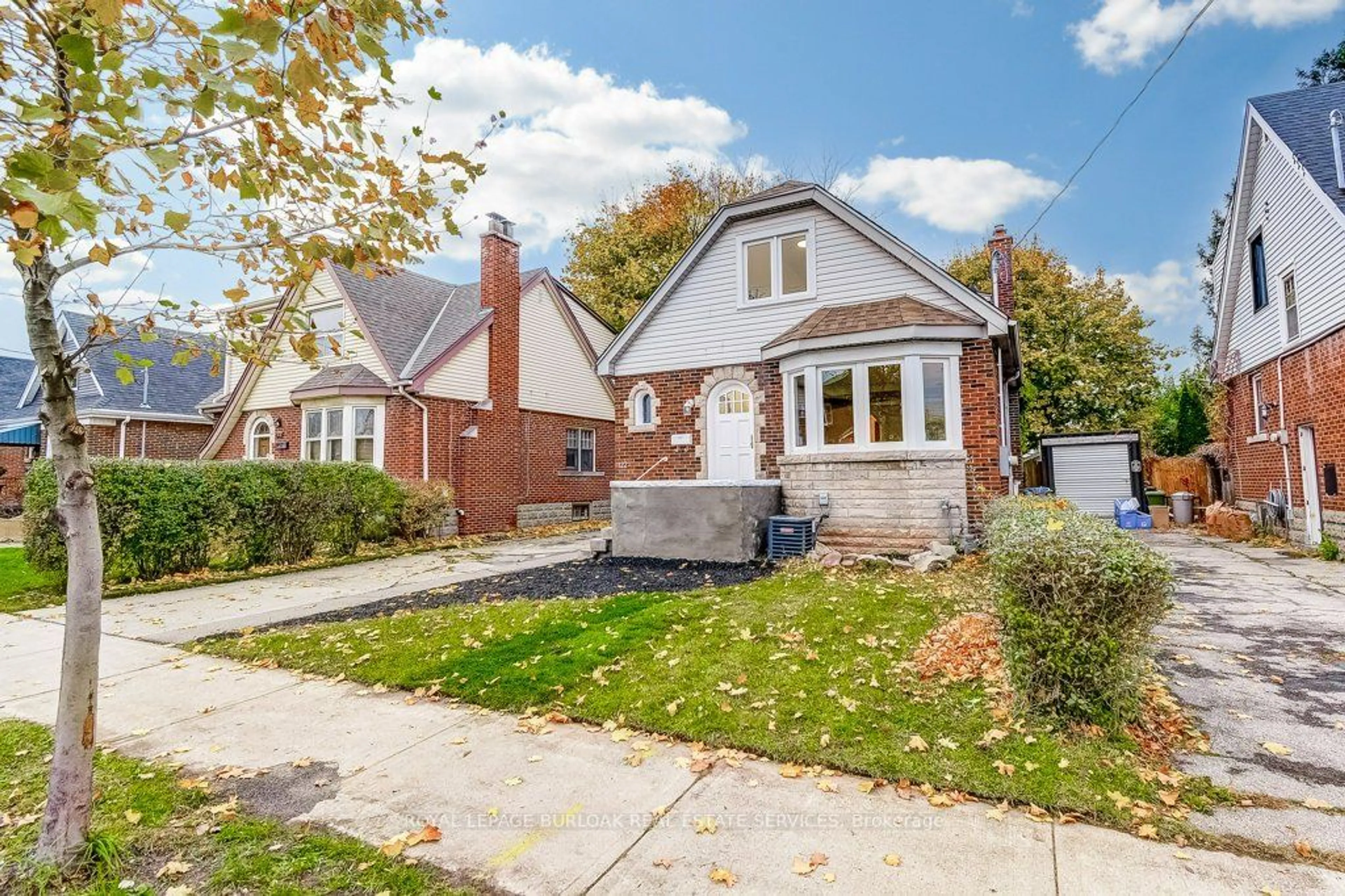 Frontside or backside of a home, the street view for 122 Kenilworth Ave, Hamilton Ontario L8K 2T3