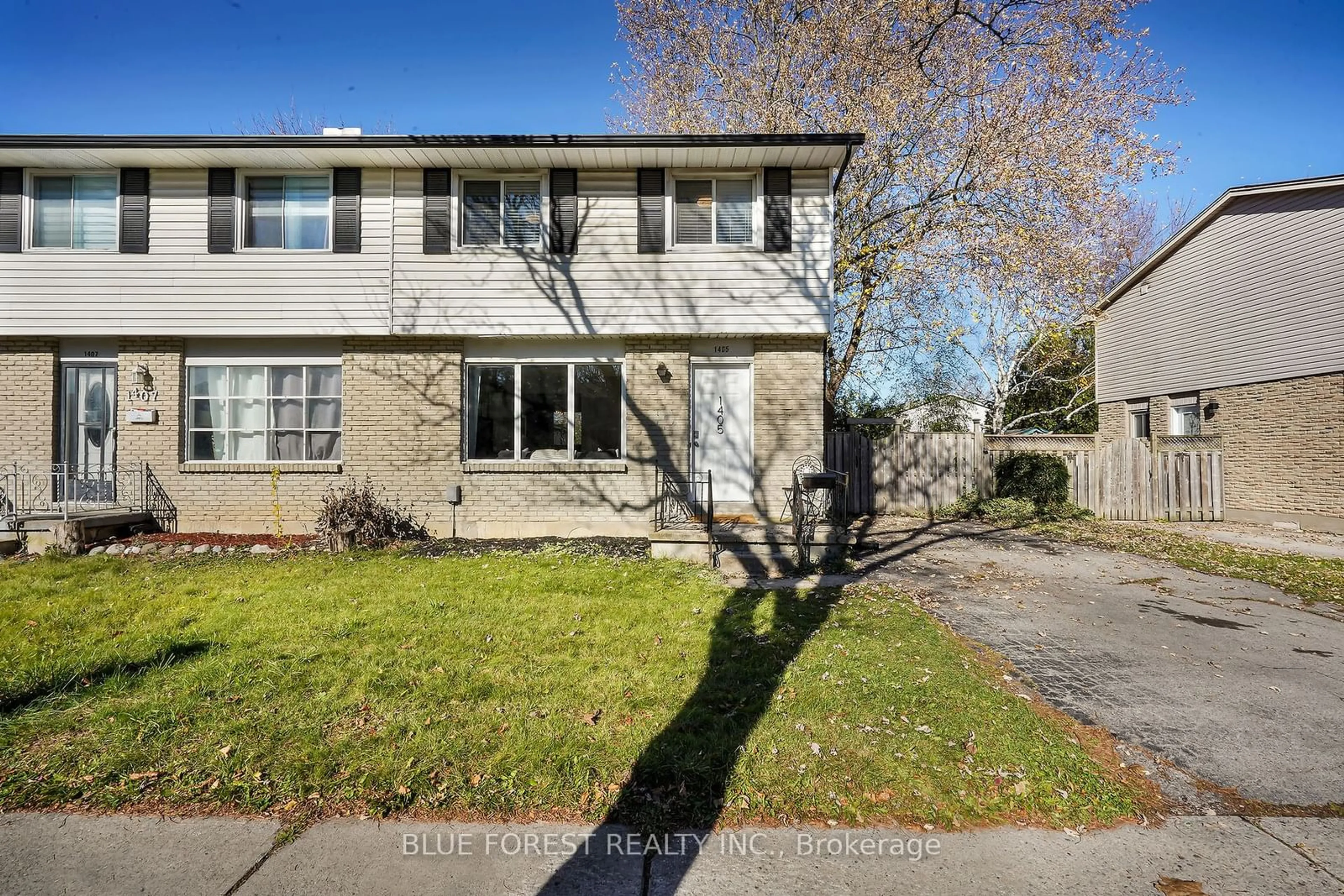 A pic from exterior of the house or condo, the fenced backyard for 1405 Jalna Blvd, London Ontario N6E 2G4