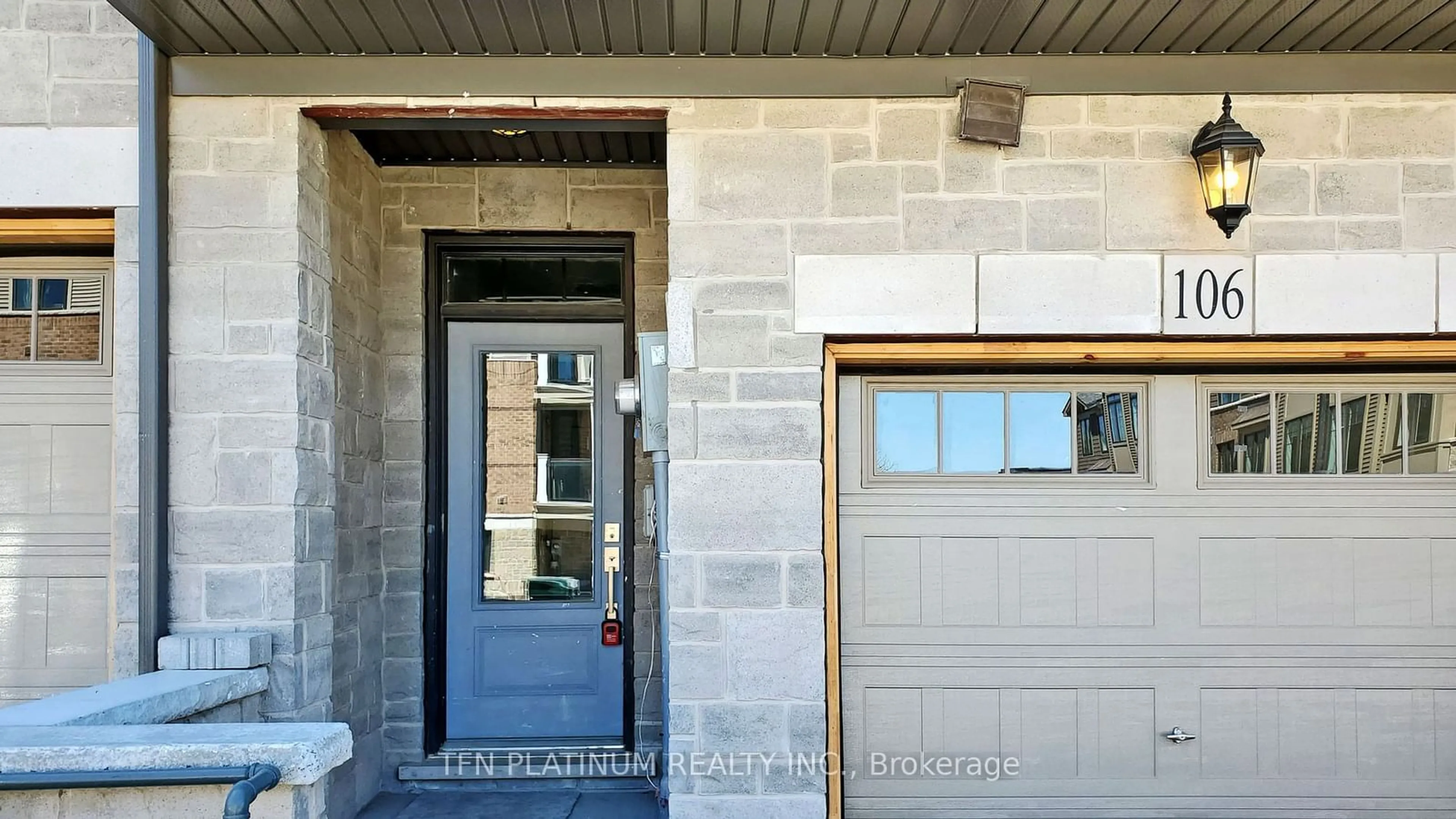 Indoor entryway, cement floor for 10 Birmingham Dr #106, Cambridge Ontario N1R 0C6