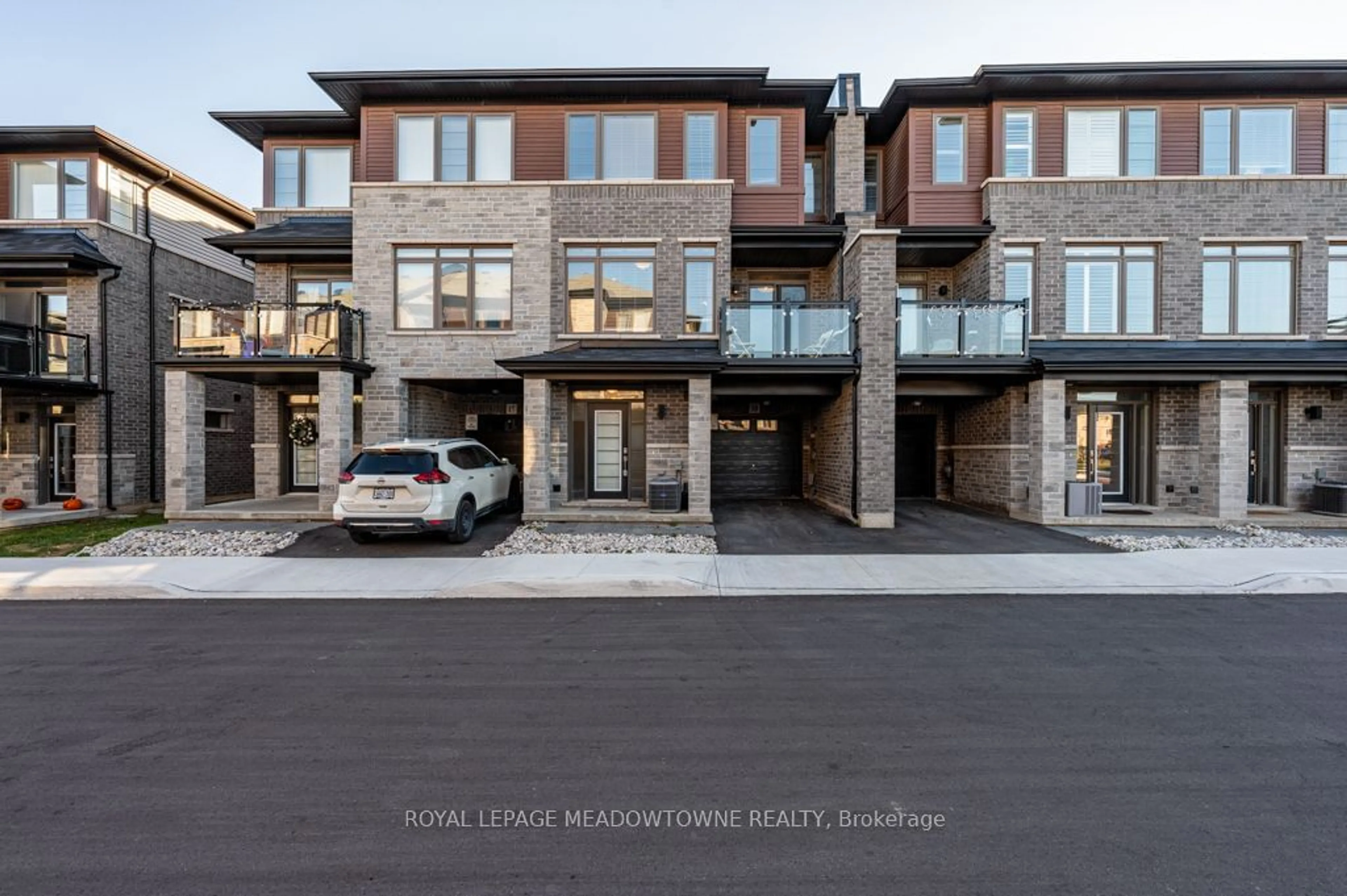 A pic from exterior of the house or condo, the street view for 5000 Connor Dr #18, Lincoln Ontario L3J 0T4