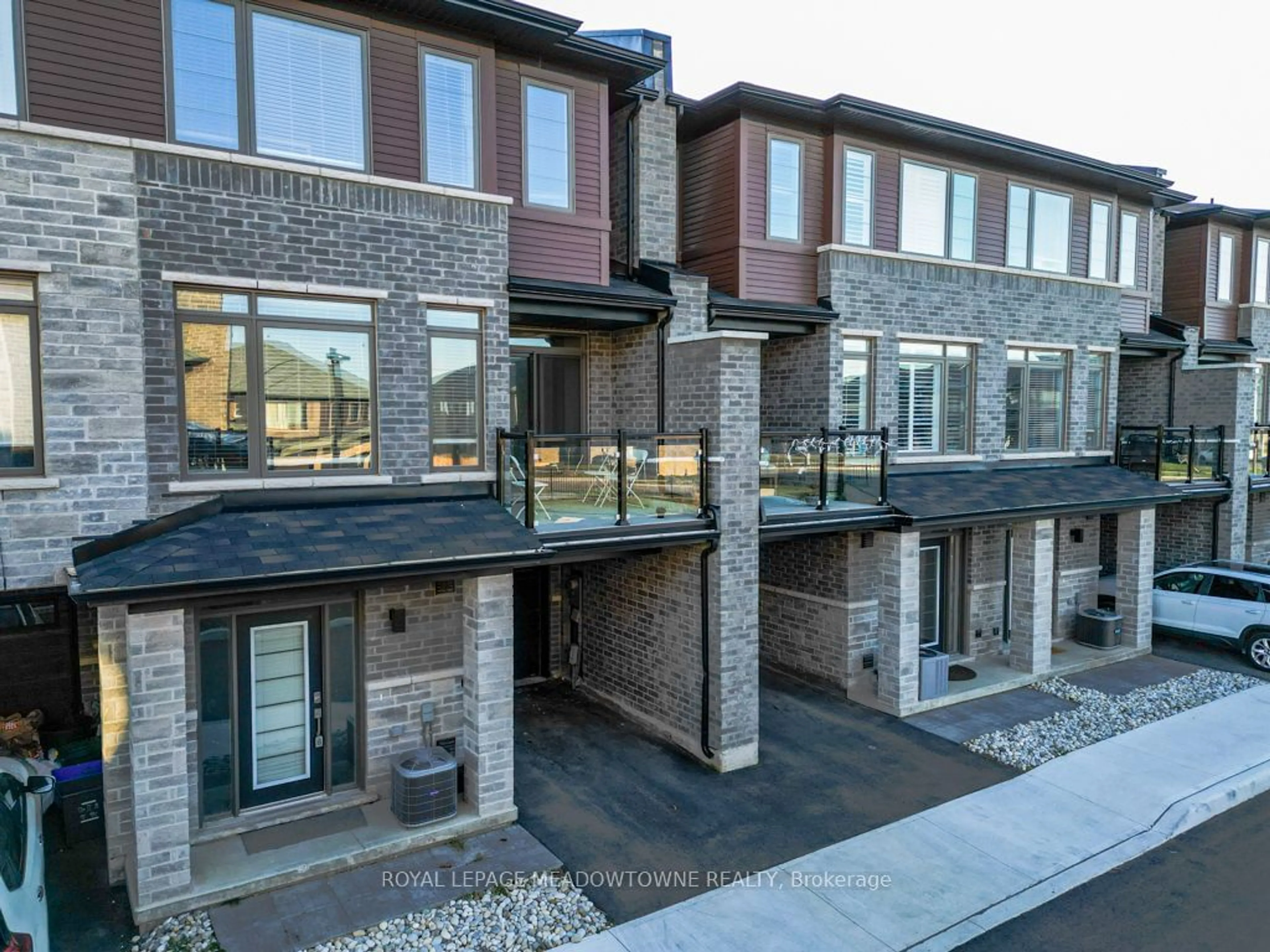 Home with brick exterior material for 5000 Connor Dr #18, Lincoln Ontario L3J 0T4