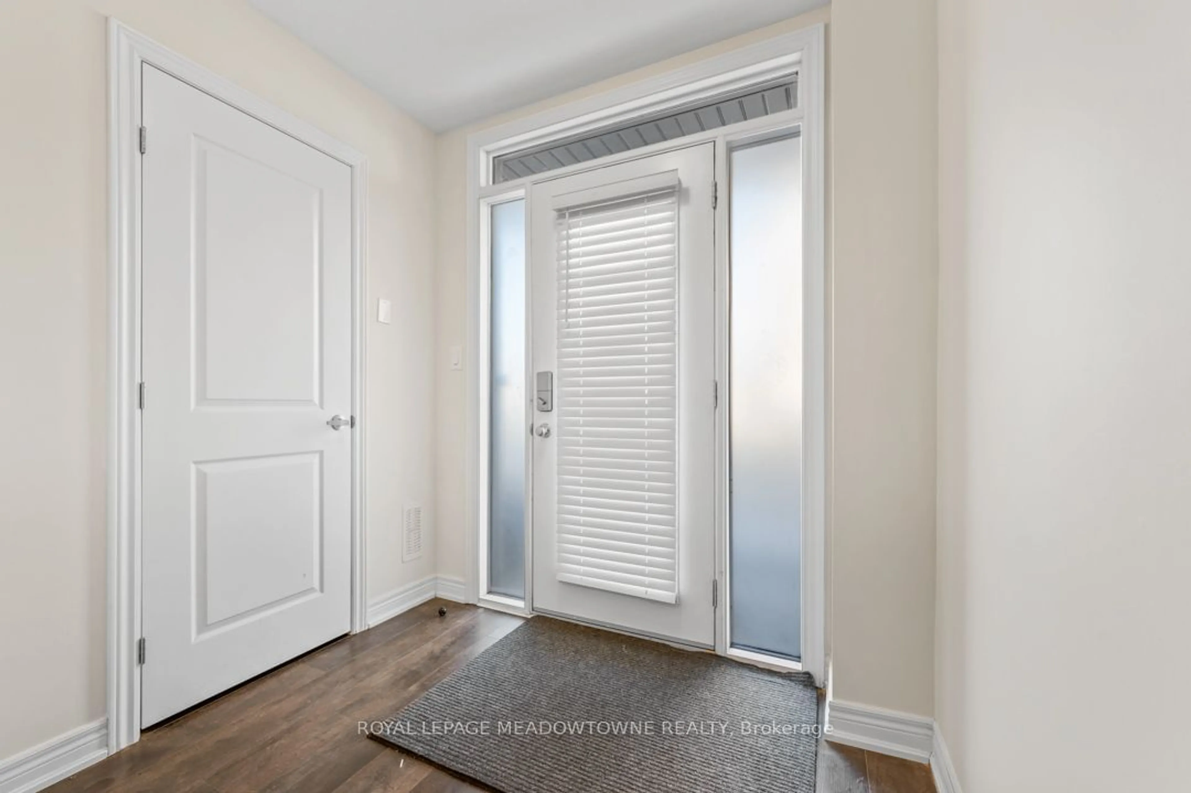 Indoor entryway, wood floors for 5000 Connor Dr #18, Lincoln Ontario L3J 0T4