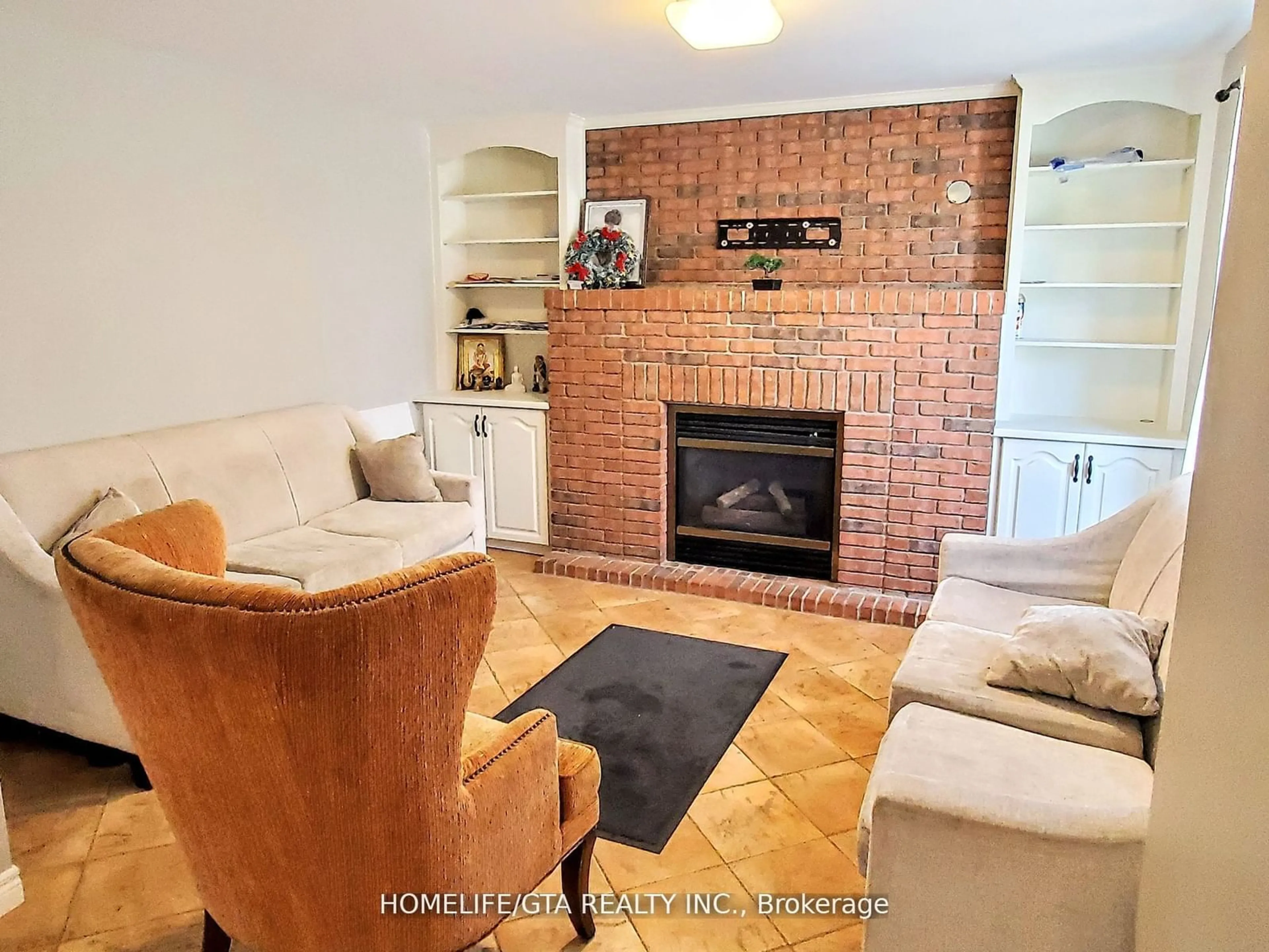 Living room, wood floors for 8 Kaiser Crt, Belleville Ontario K8P 5G3