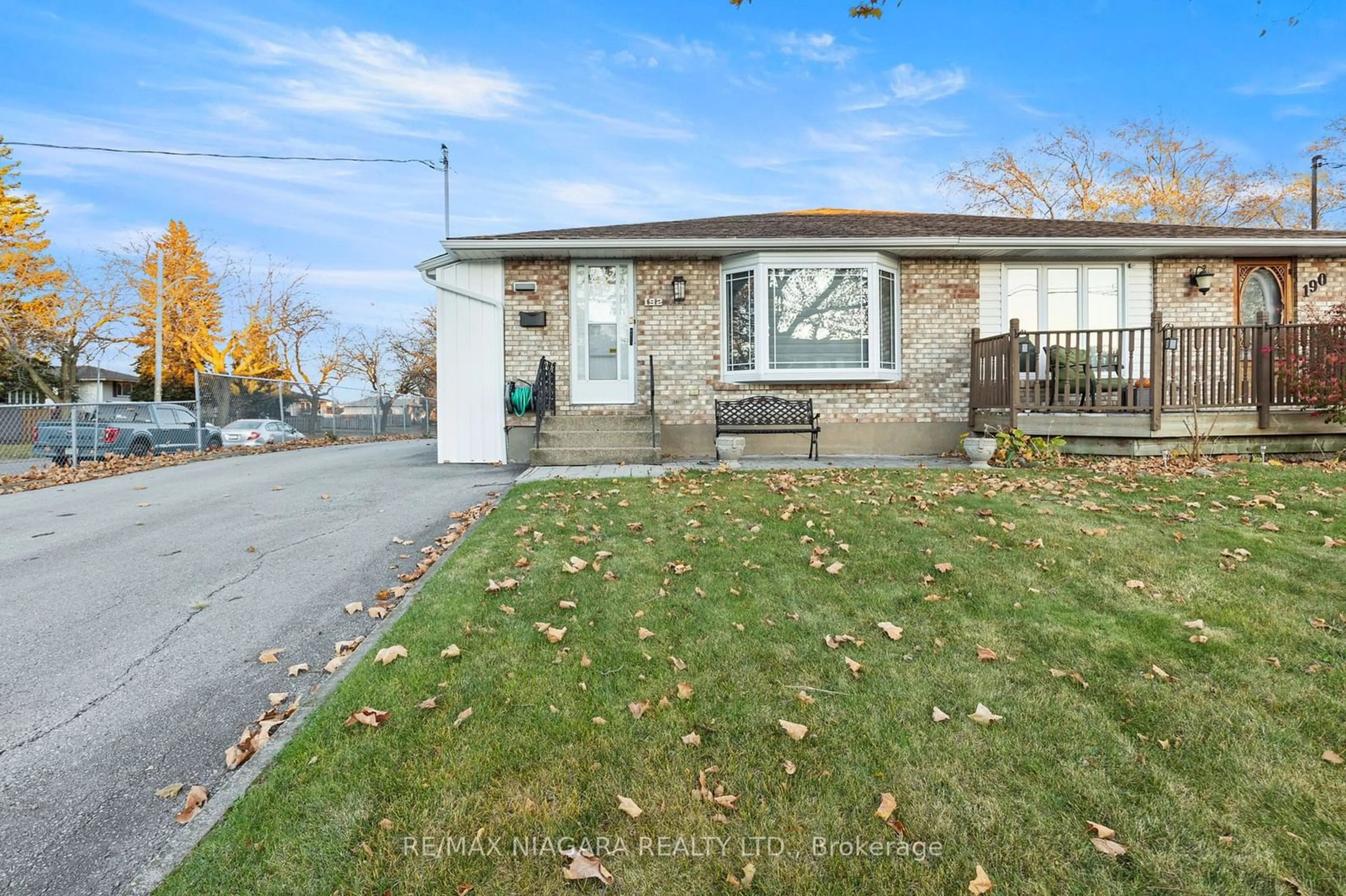 A pic from exterior of the house or condo, the street view for 192 Dorchester Blvd, St. Catharines Ontario L2M 6C1