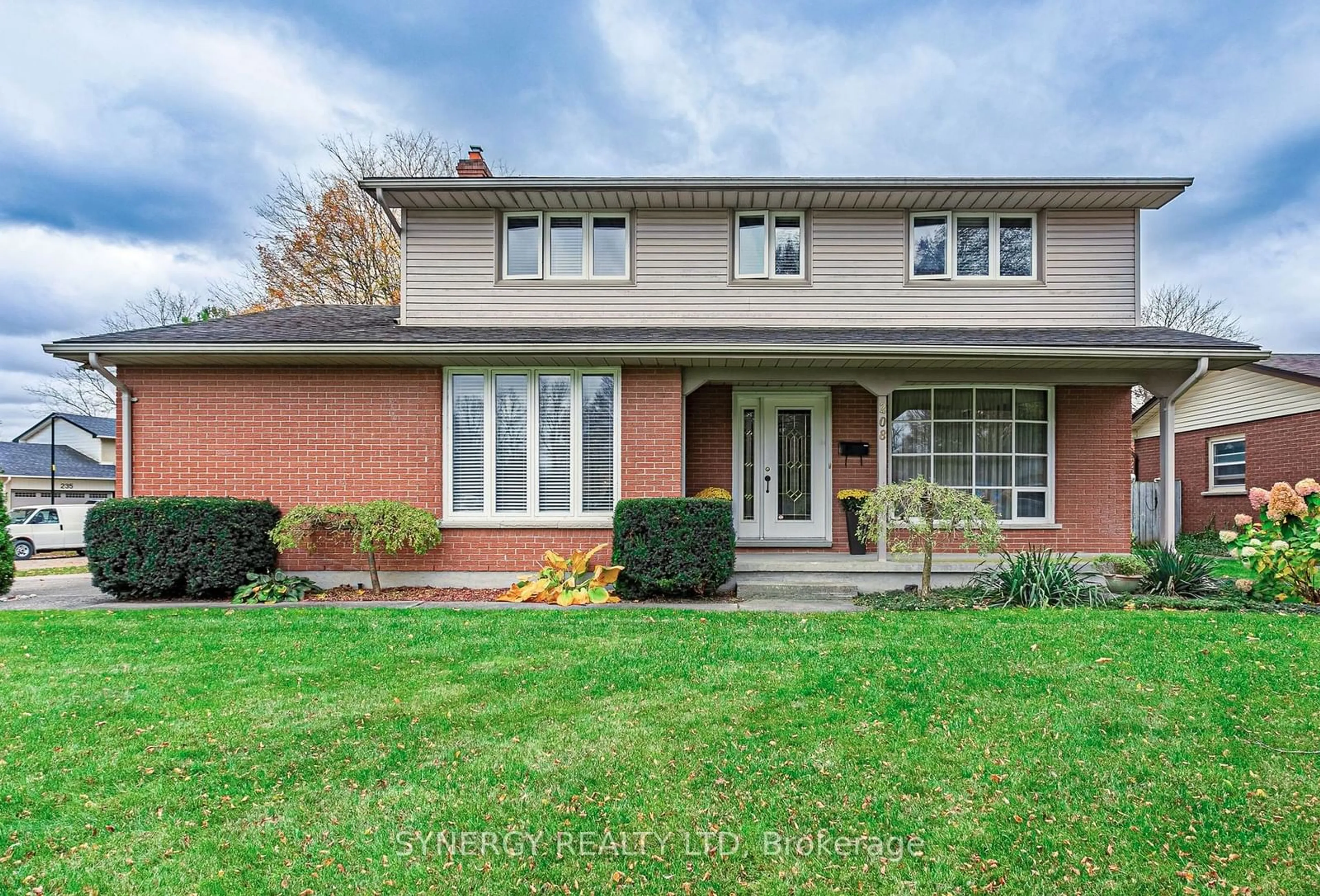 Home with brick exterior material for 208 Lamore Cres, Strathroy-Caradoc Ontario N7G 2C1