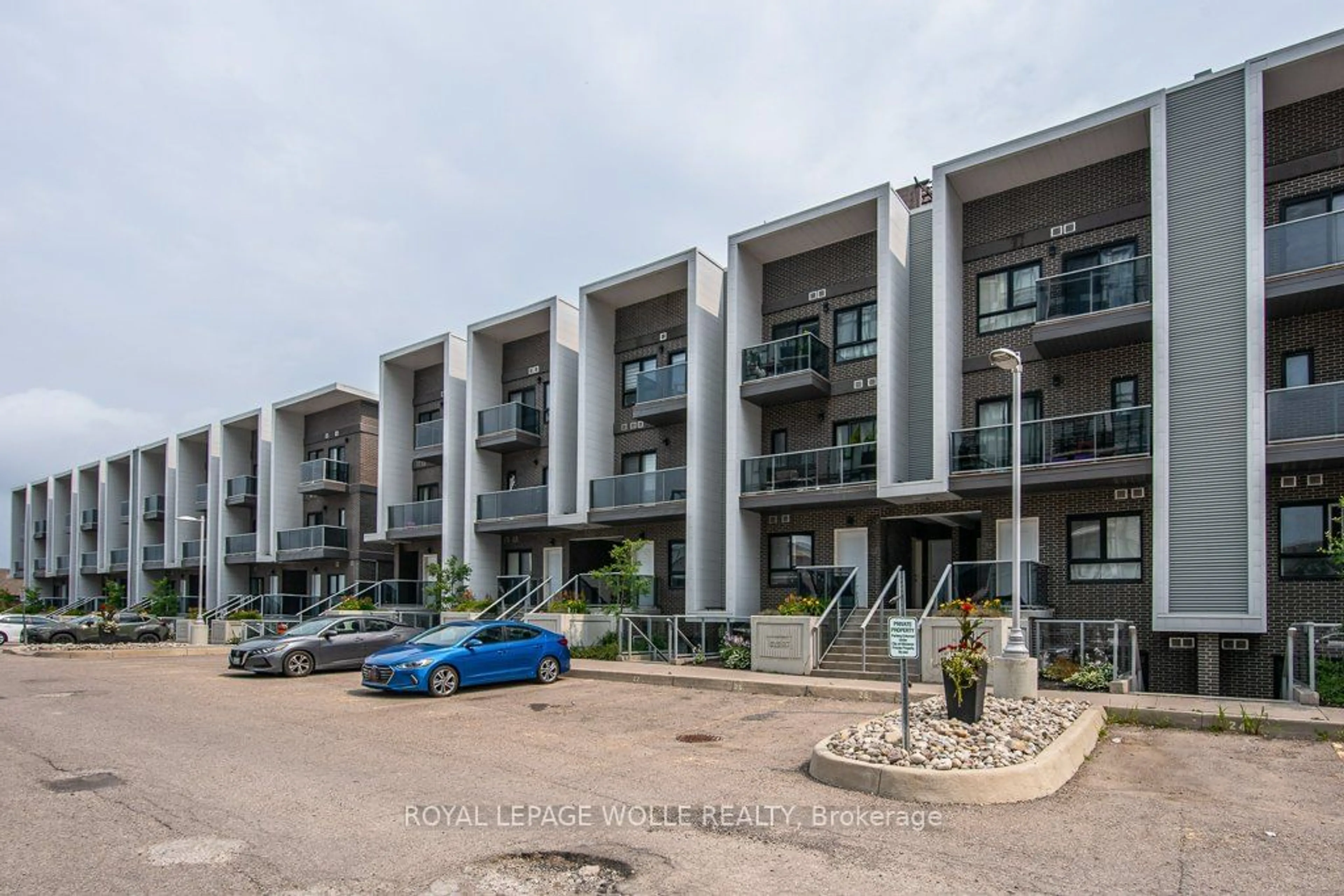 A pic from exterior of the house or condo, the front or back of building for 1430 HIGHLAND Rd #25B, Kitchener Ontario N2N 0C3