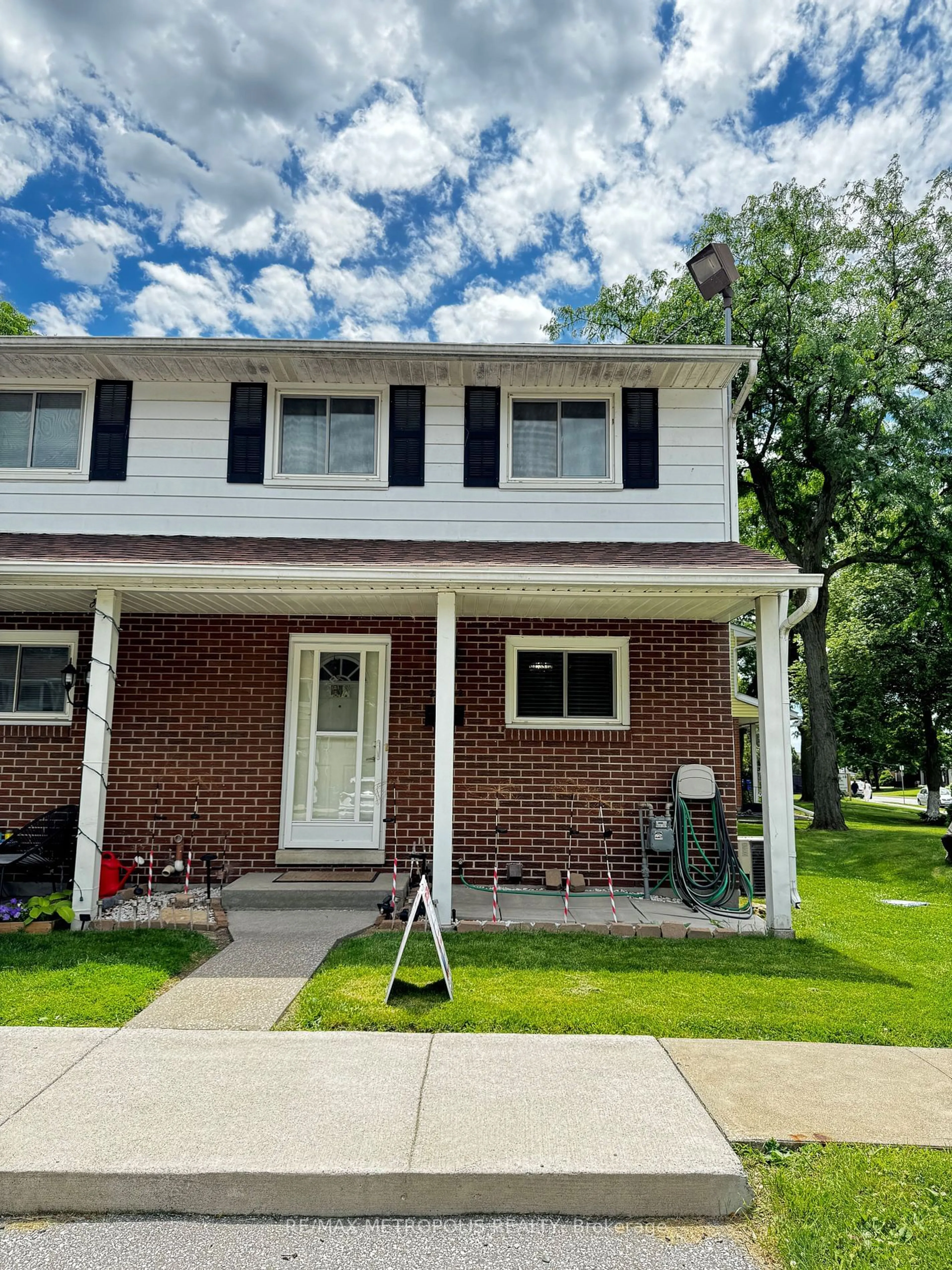 A pic from exterior of the house or condo, the front or back of building for 2994 Meadowbrook Lane #2, Windsor Ontario N8T 3G8