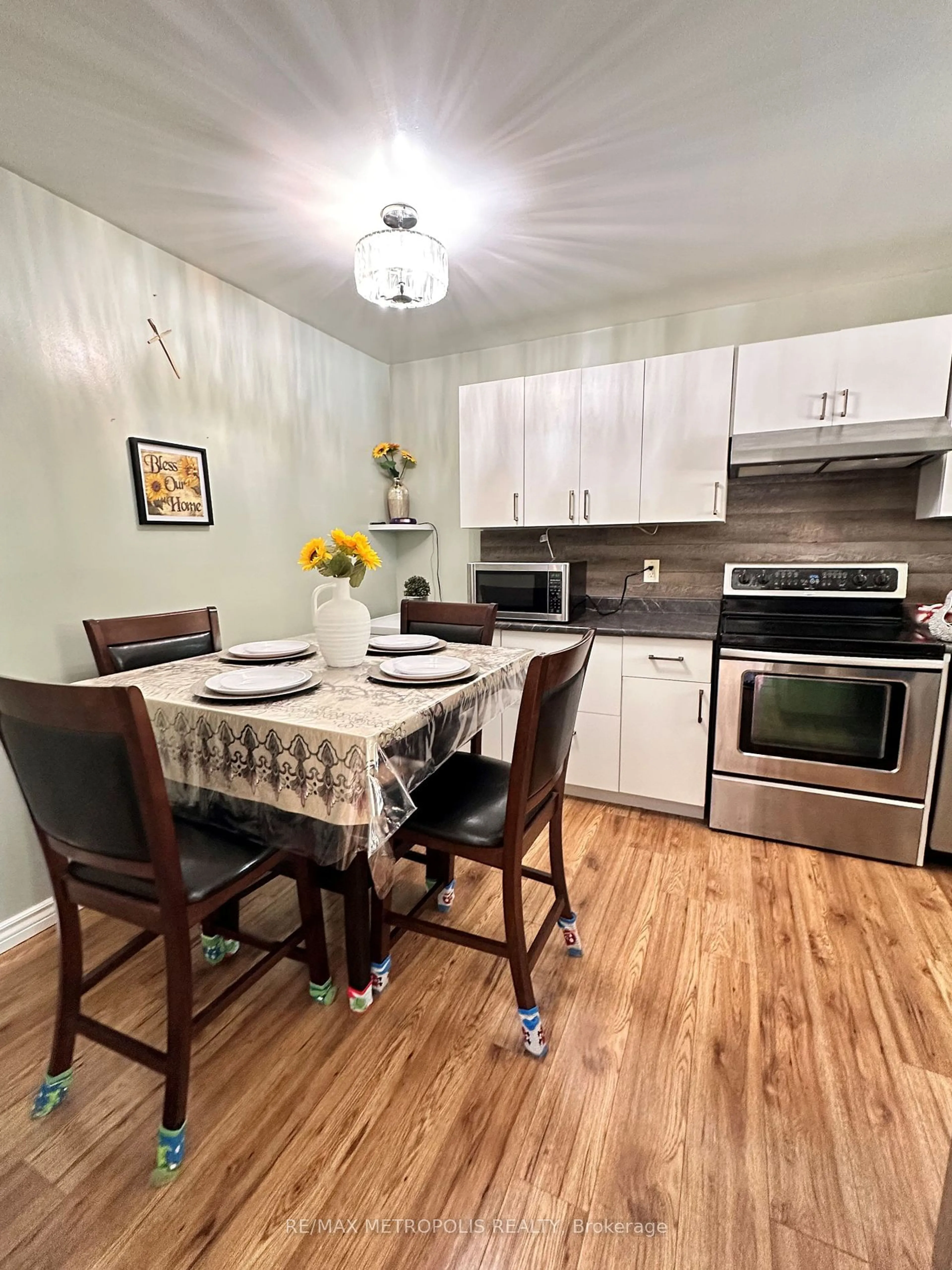 Standard kitchen, wood floors, cottage for 2994 Meadowbrook Lane #2, Windsor Ontario N8T 3G8