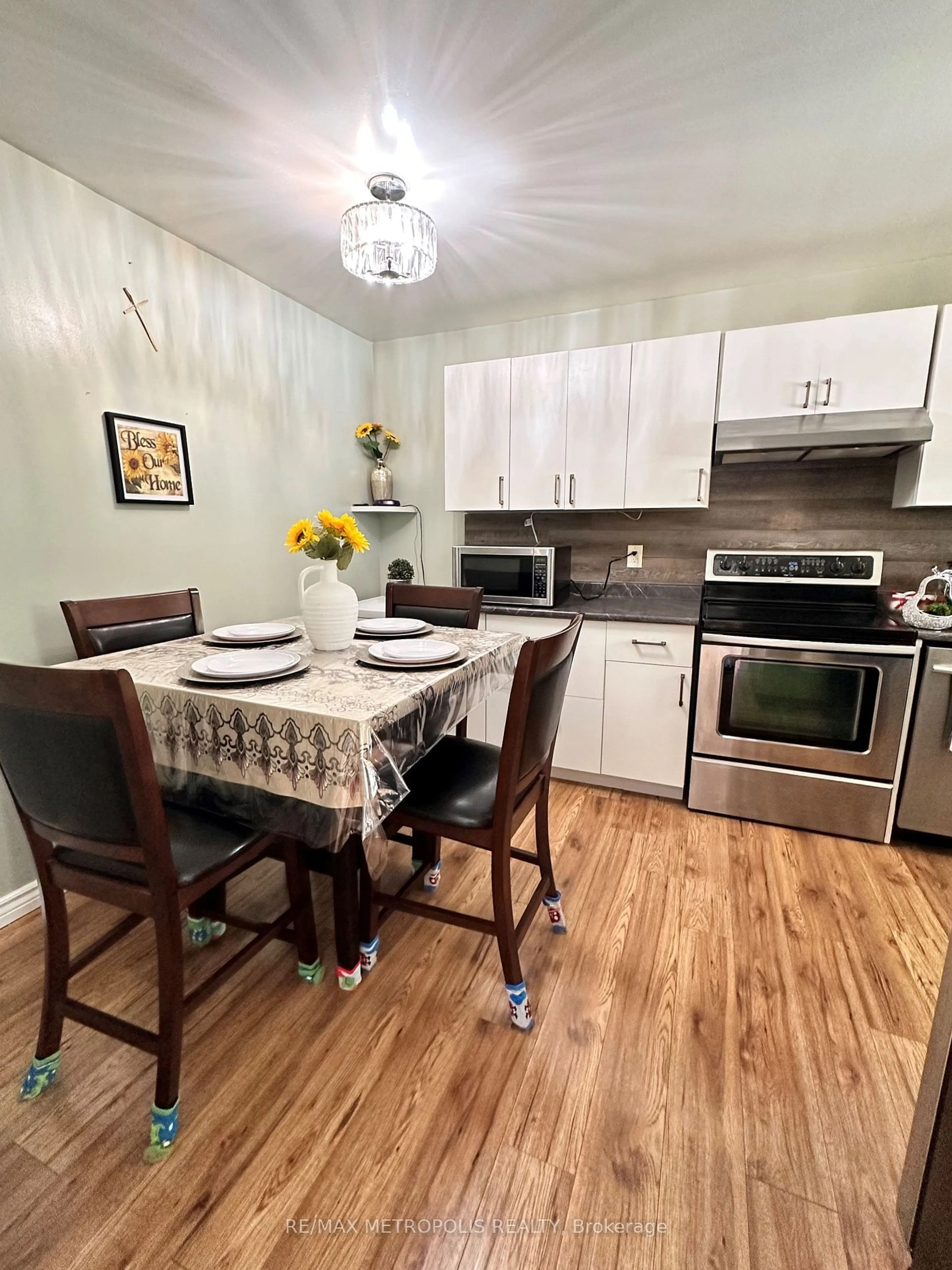 Standard kitchen, wood floors, cottage for 2994 Meadowbrook Lane #2, Windsor Ontario N8T 3G8