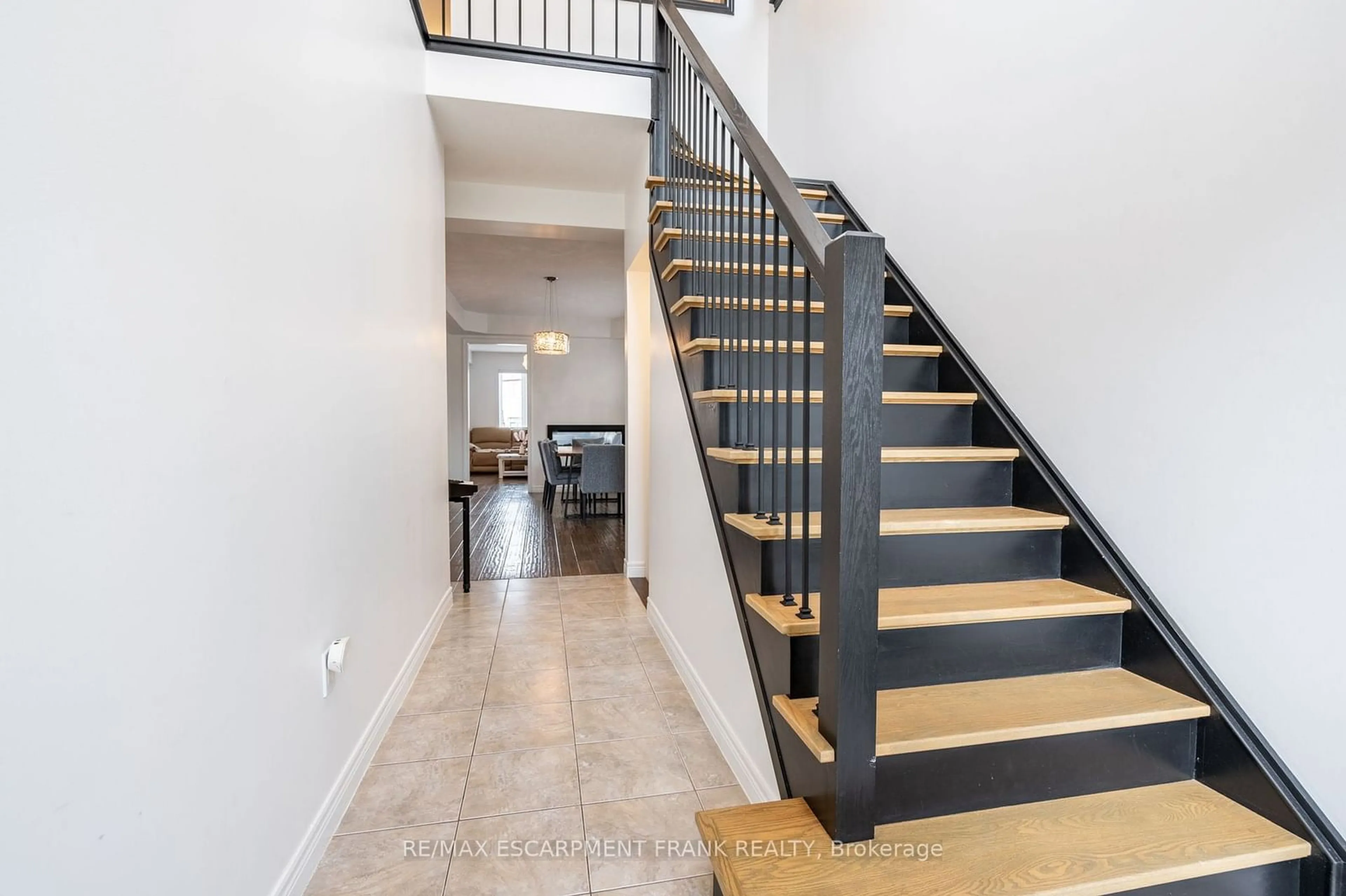 Stairs for 19 HAZELTON Ave, Hamilton Ontario L9B 0E7