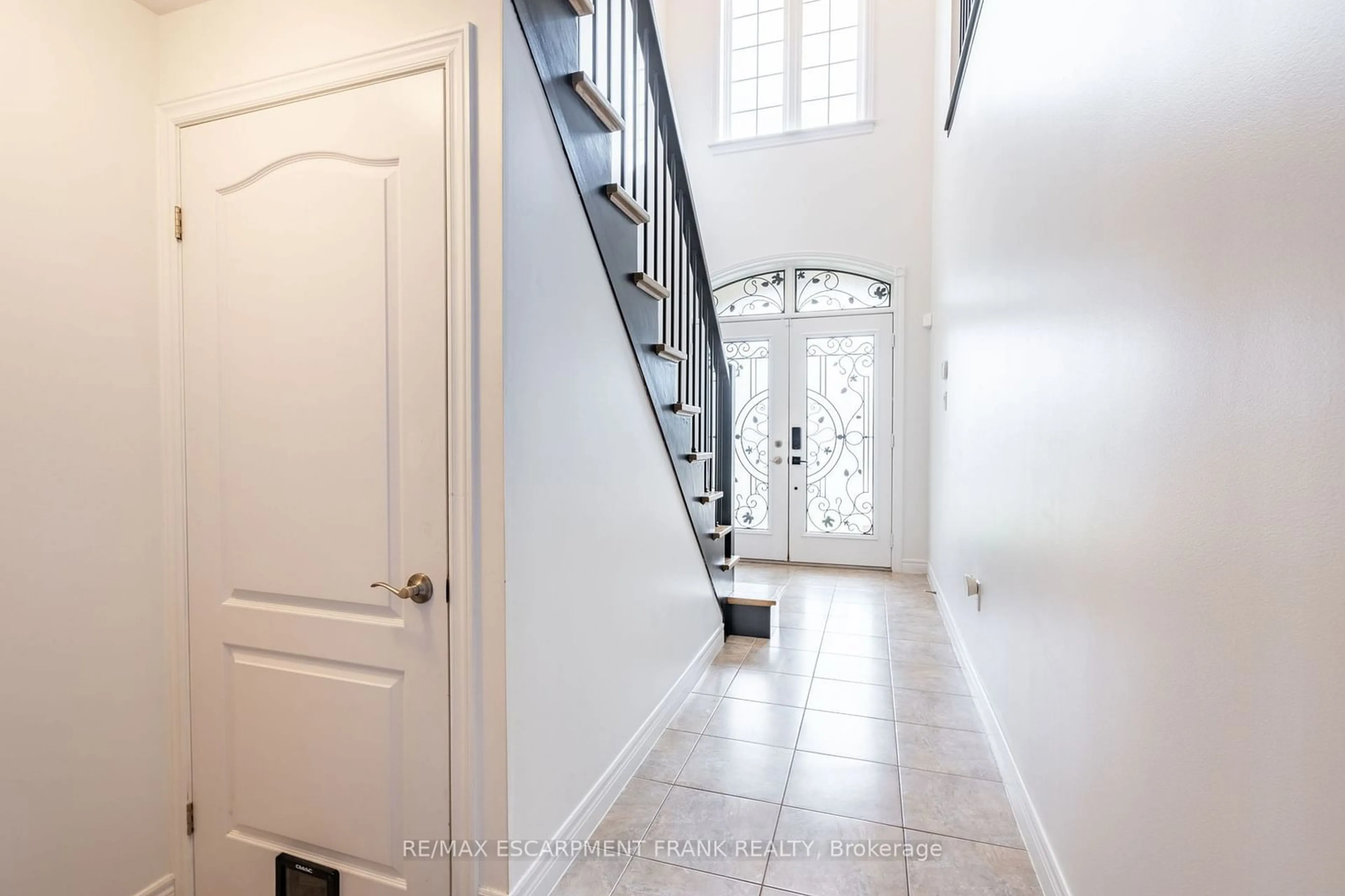 Indoor entryway, wood floors for 19 HAZELTON Ave, Hamilton Ontario L9B 0E7