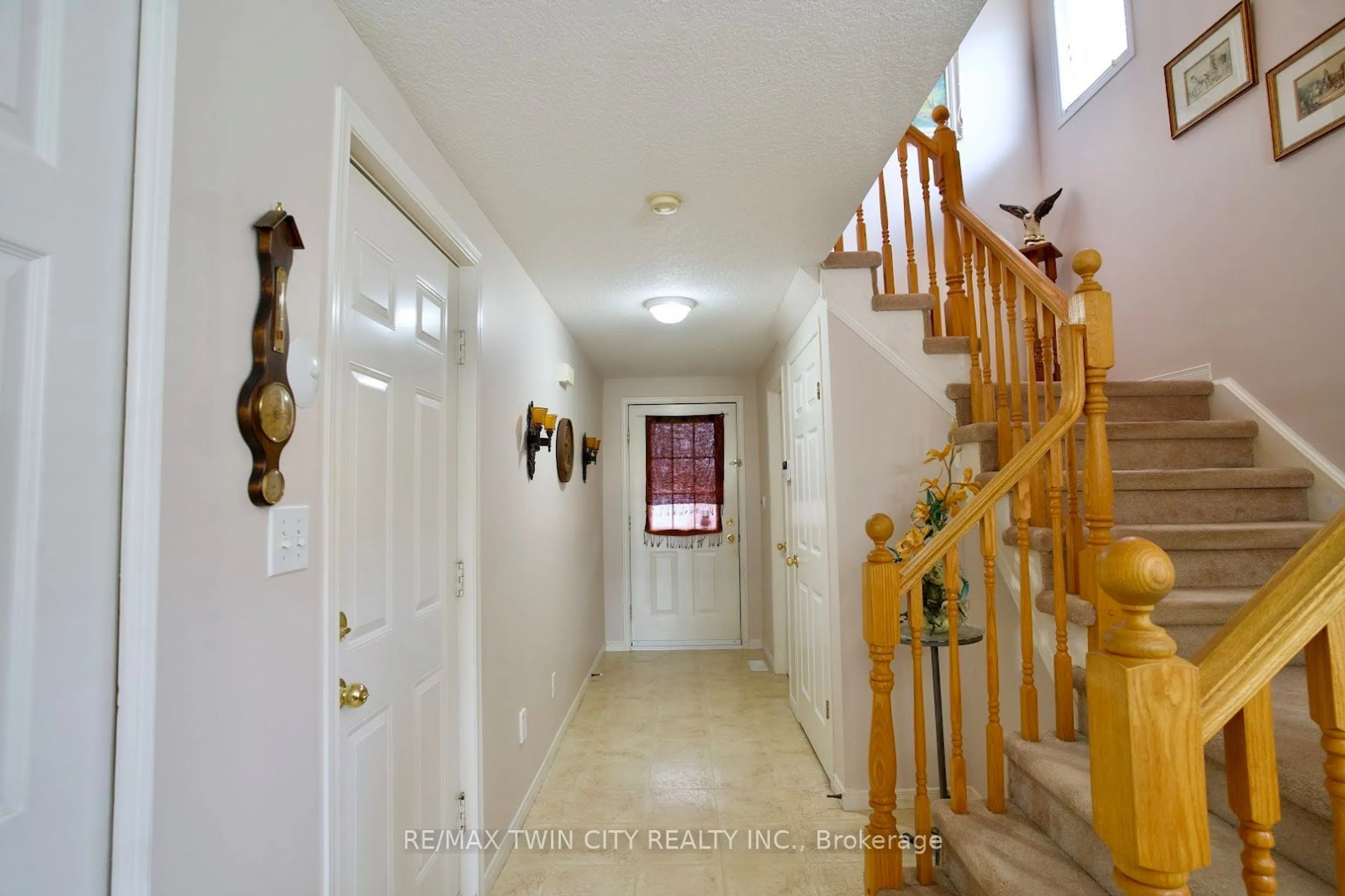 Indoor foyer, wood floors for 601 Mountain Maple Ave, Waterloo Ontario N2V 2P4