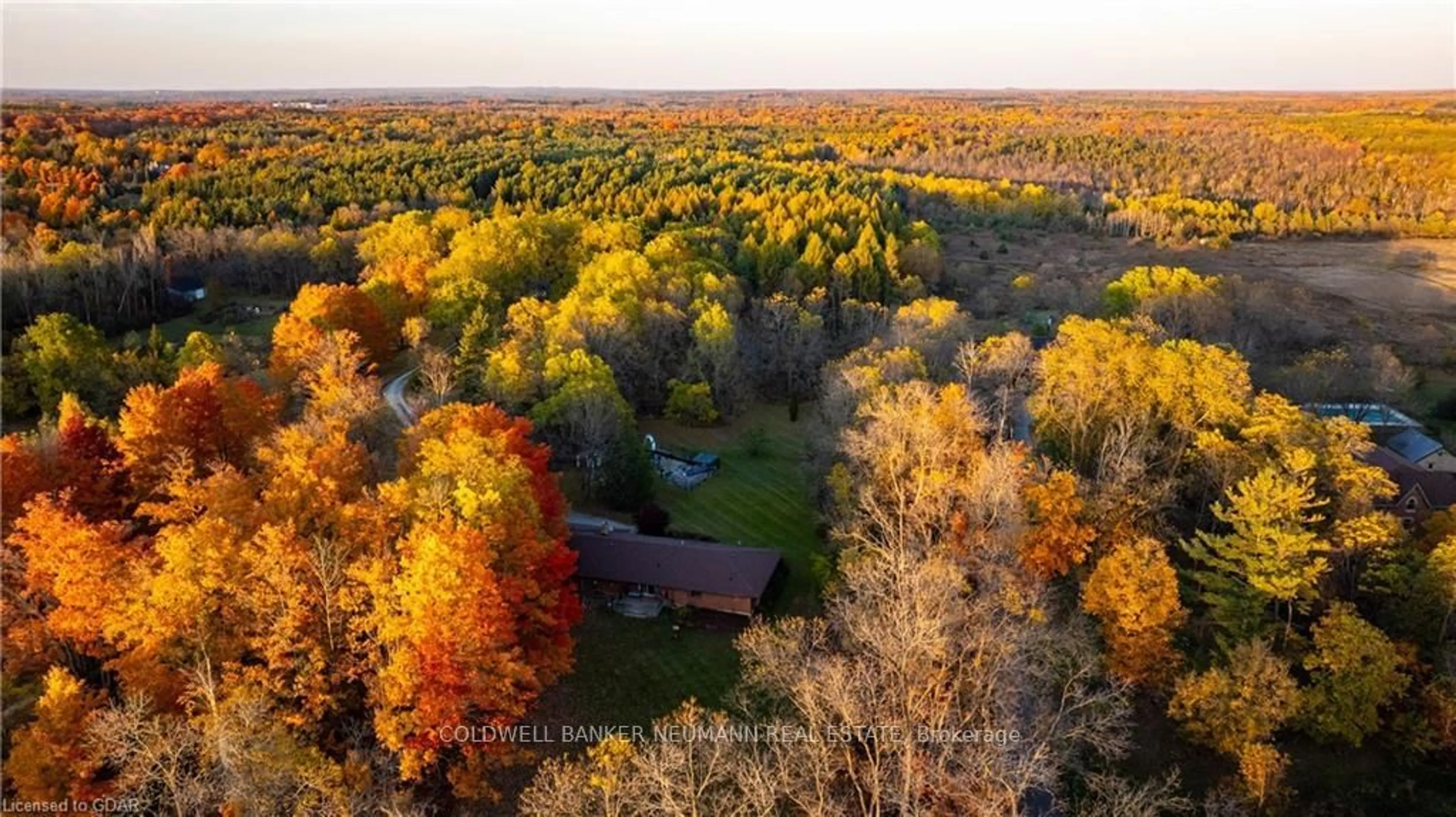 A pic from exterior of the house or condo, the fenced backyard for 4711 Watson Rd, Puslinch Ontario N0B 2J0