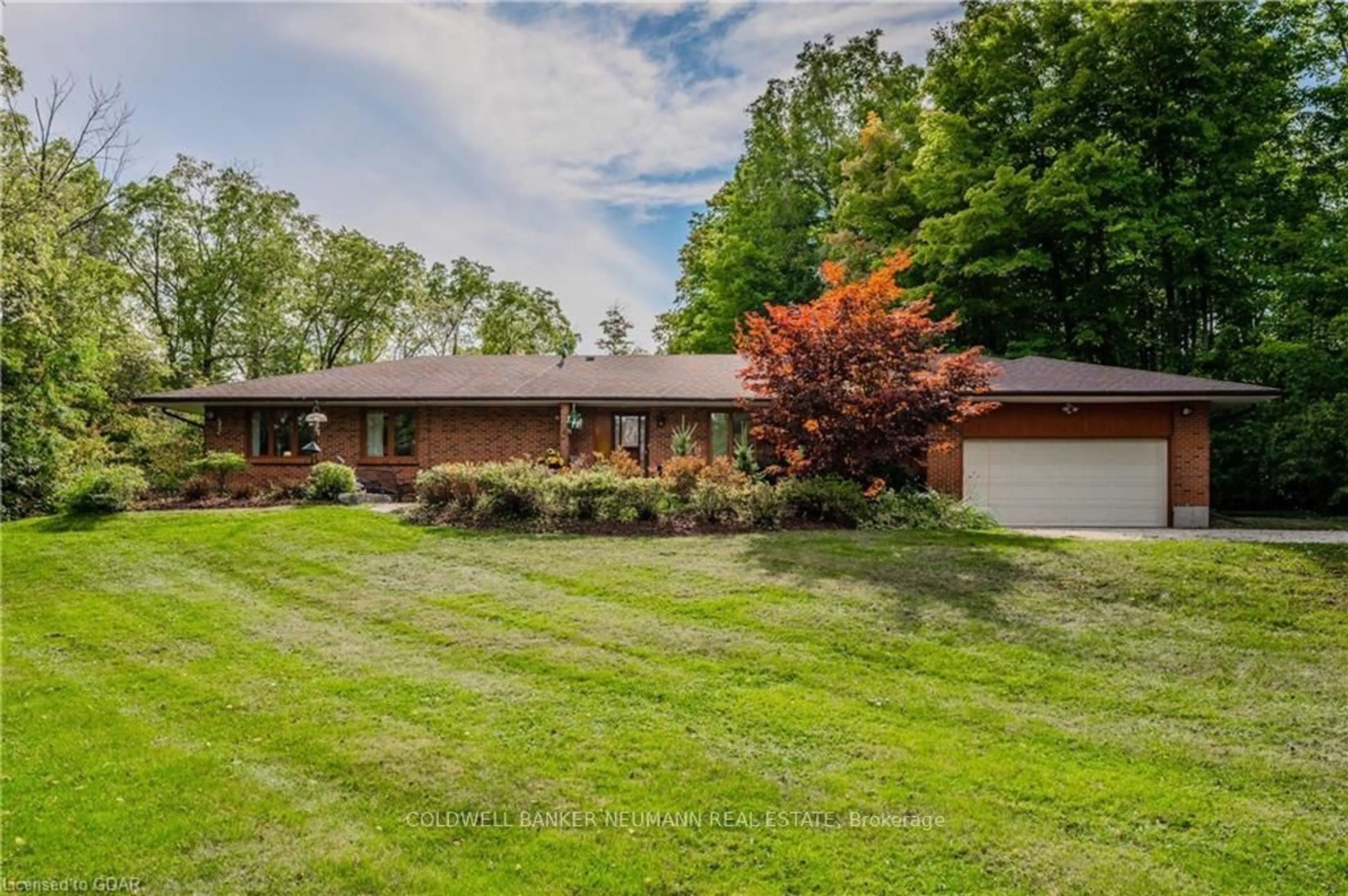 Frontside or backside of a home, the fenced backyard for 4711 Watson Rd, Puslinch Ontario N0B 2J0