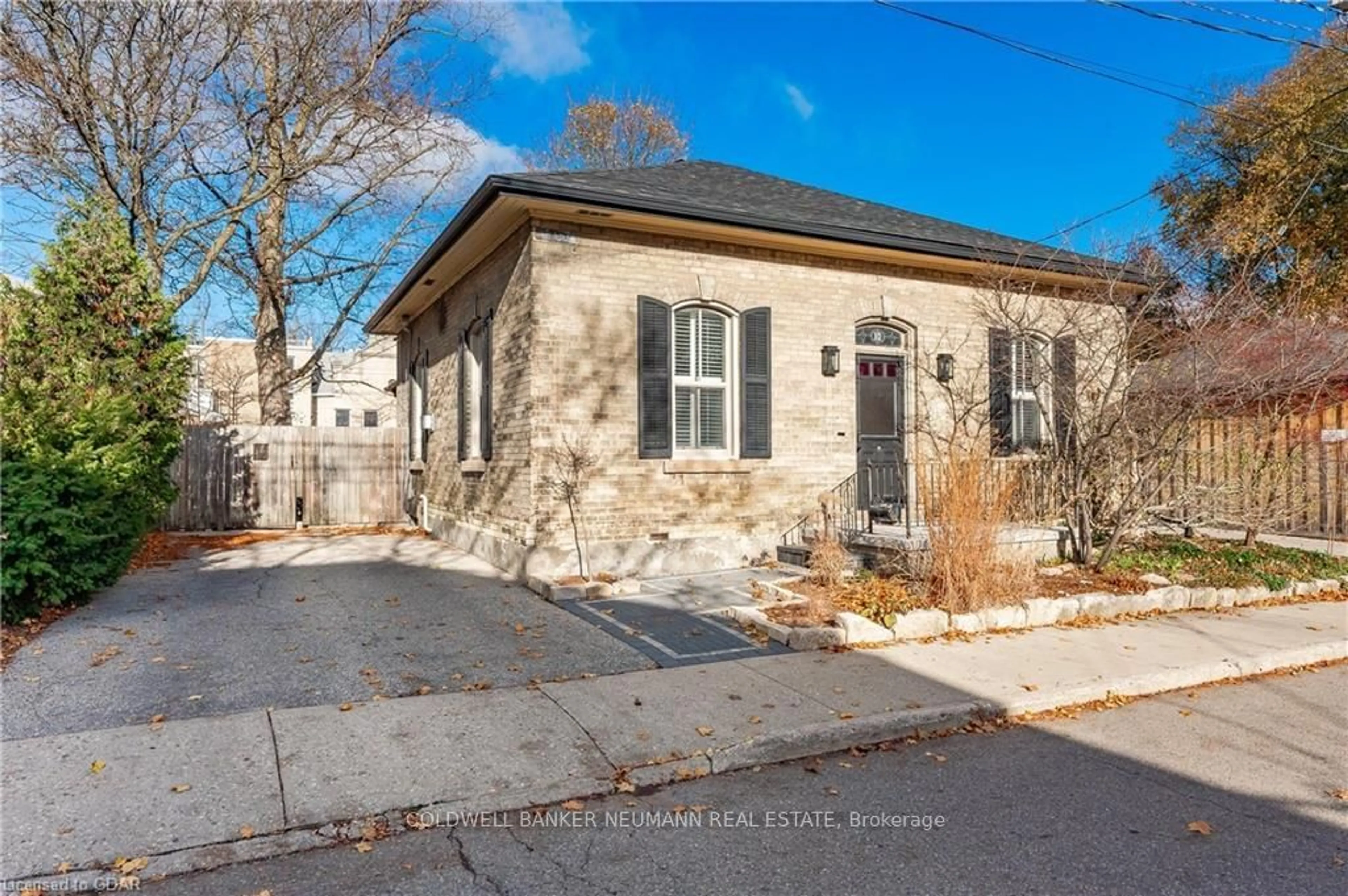 A pic from exterior of the house or condo, the street view for 10 Kerr St, Guelph Ontario N1H 1Z2