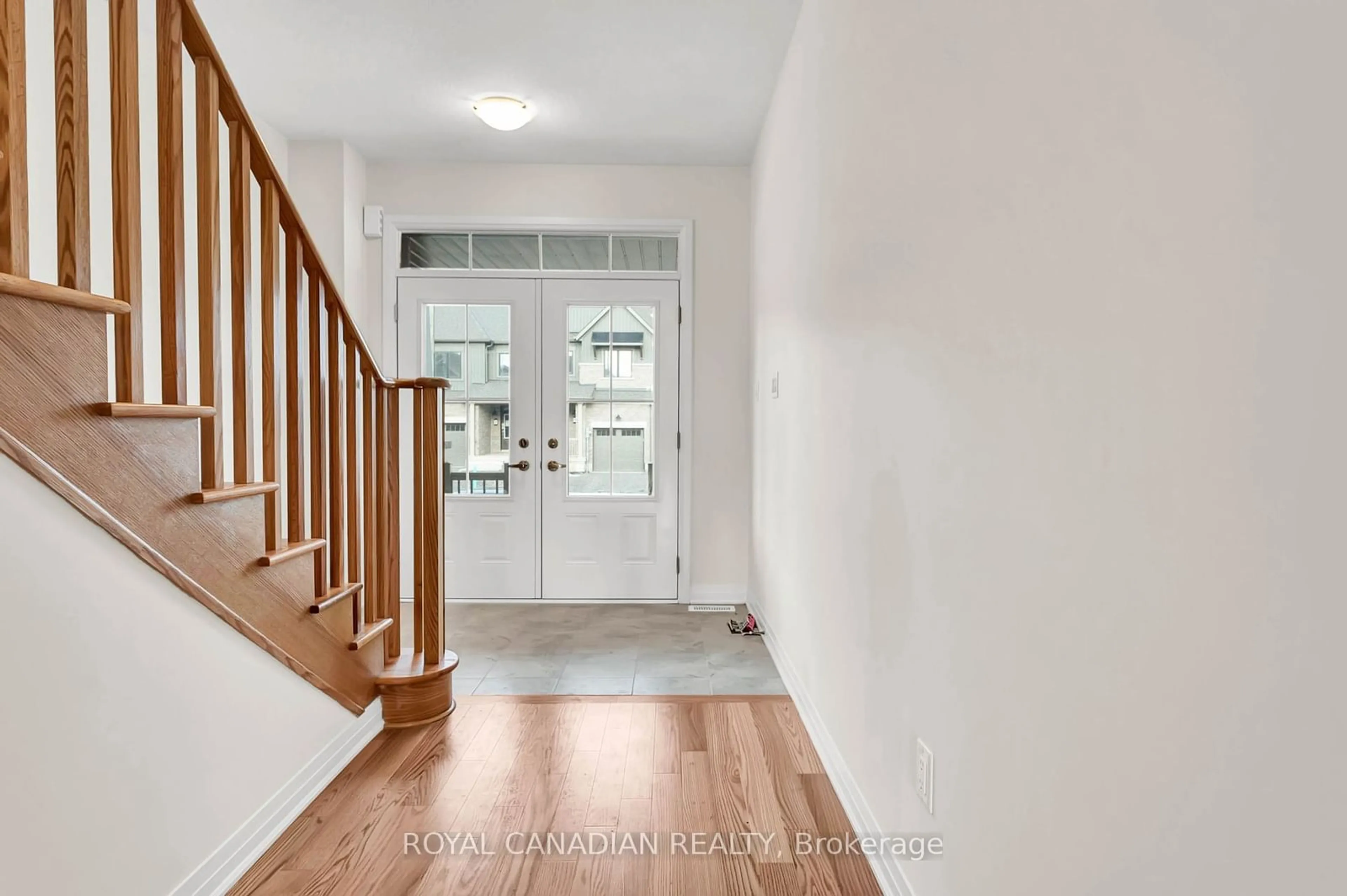 Indoor entryway, wood floors for 205 Port Cres, Welland Ontario L3B 0N2